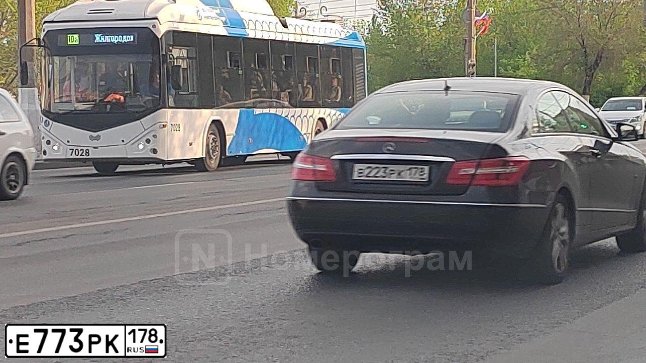 Фото автомобиля MITSUBISHI LANCER, 2010 — госномер Е773РК178. Цвет: БЕЛЫЙ