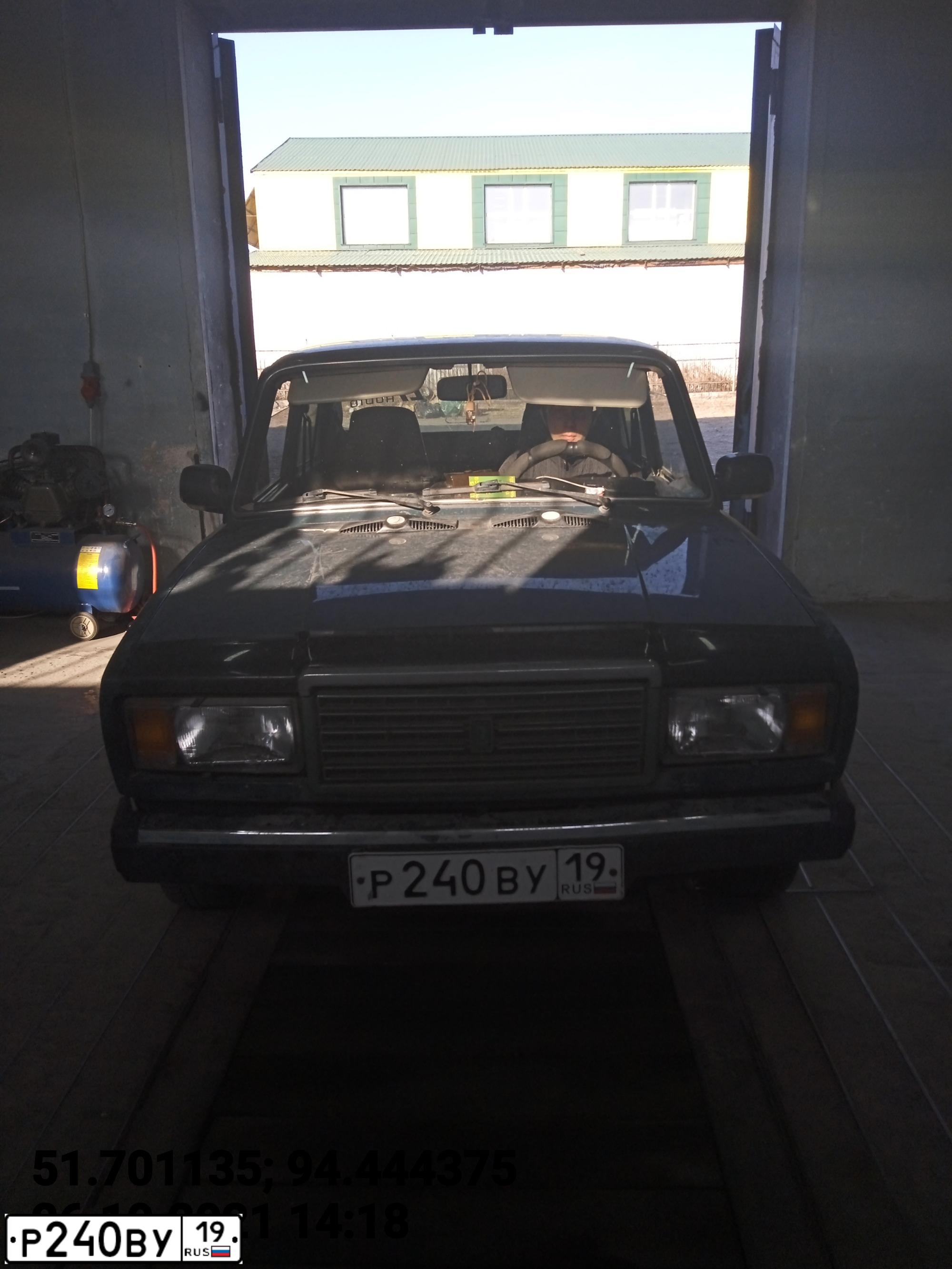 Фото автомобиля LADA 2107, 2006 — госномер Р240ВУ19. Цвет: Сине-зеленый