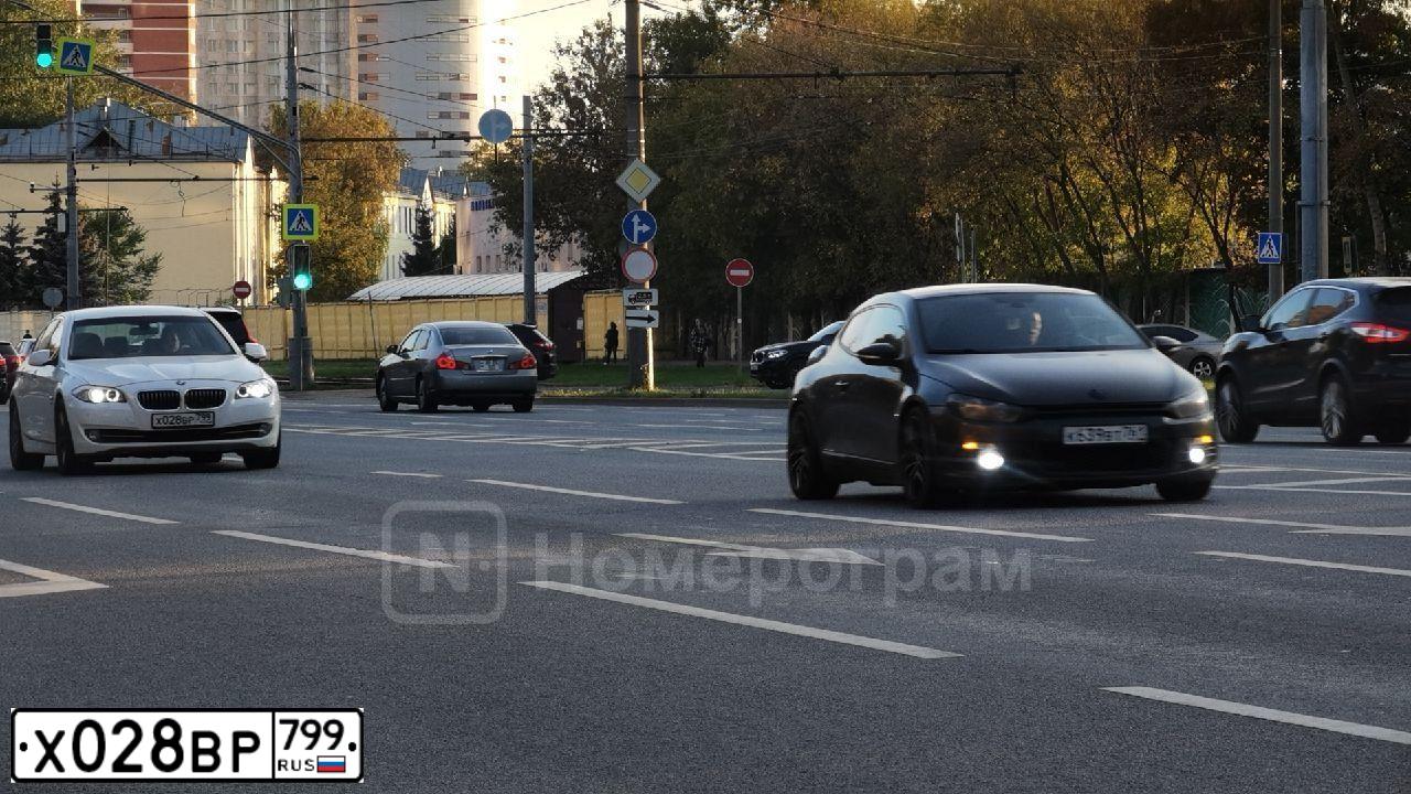 Фото автомобиля BMW SERIE 5, 2012 — госномер Х028ВР799. Цвет: Белый