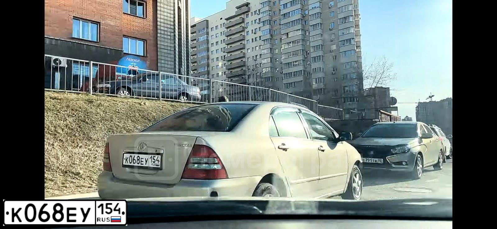 Фото автомобиля TOYOTA COROLLA, 2001 — госномер К068ЕУ154. Цвет: ЖЕЛТЫЙ (ЗОЛОТИСТЫЙ)