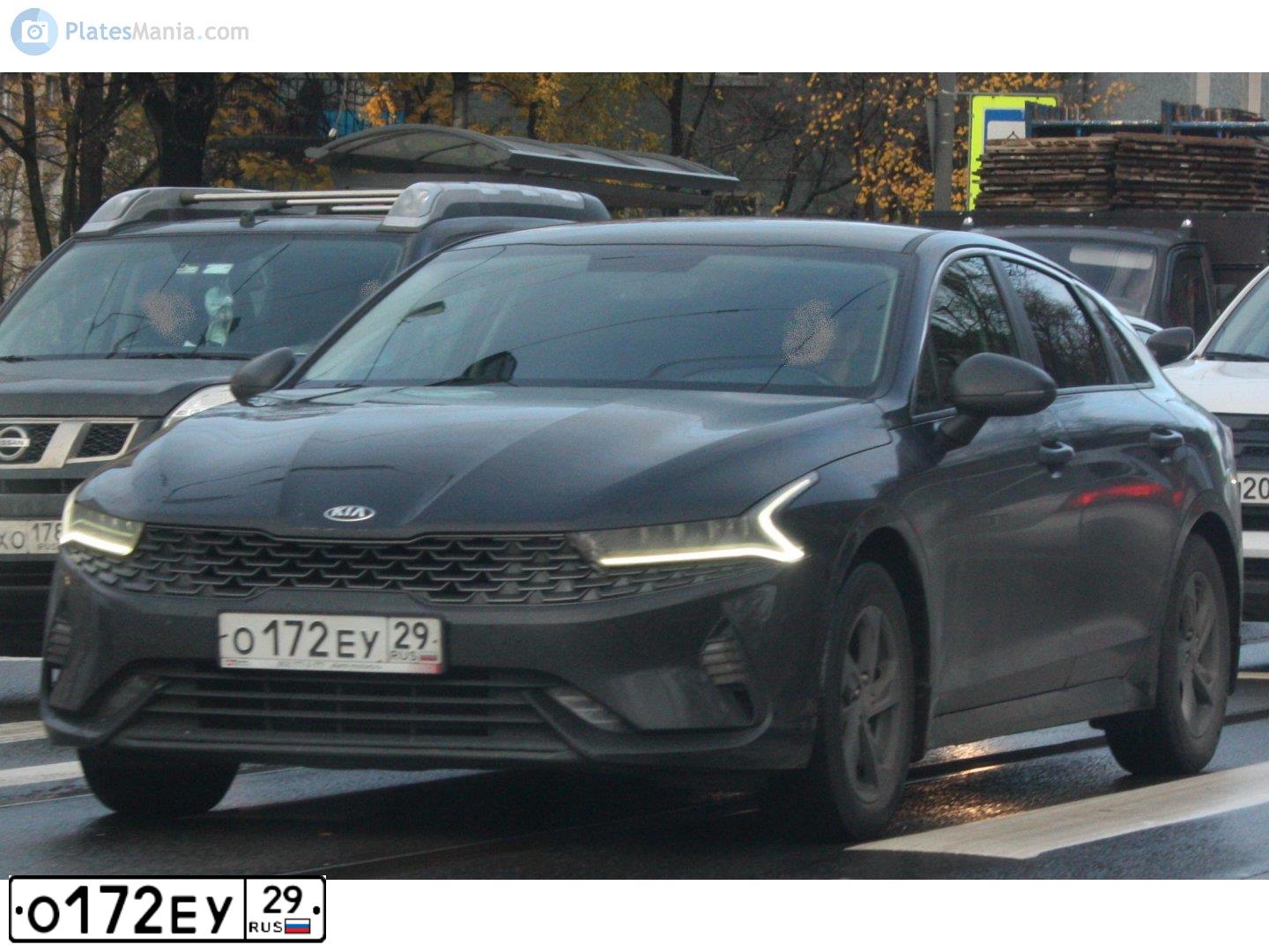 Фото автомобиля KIA K5, 2020 — госномер О172ЕУ29. Цвет: ЧЕРНЫЙ