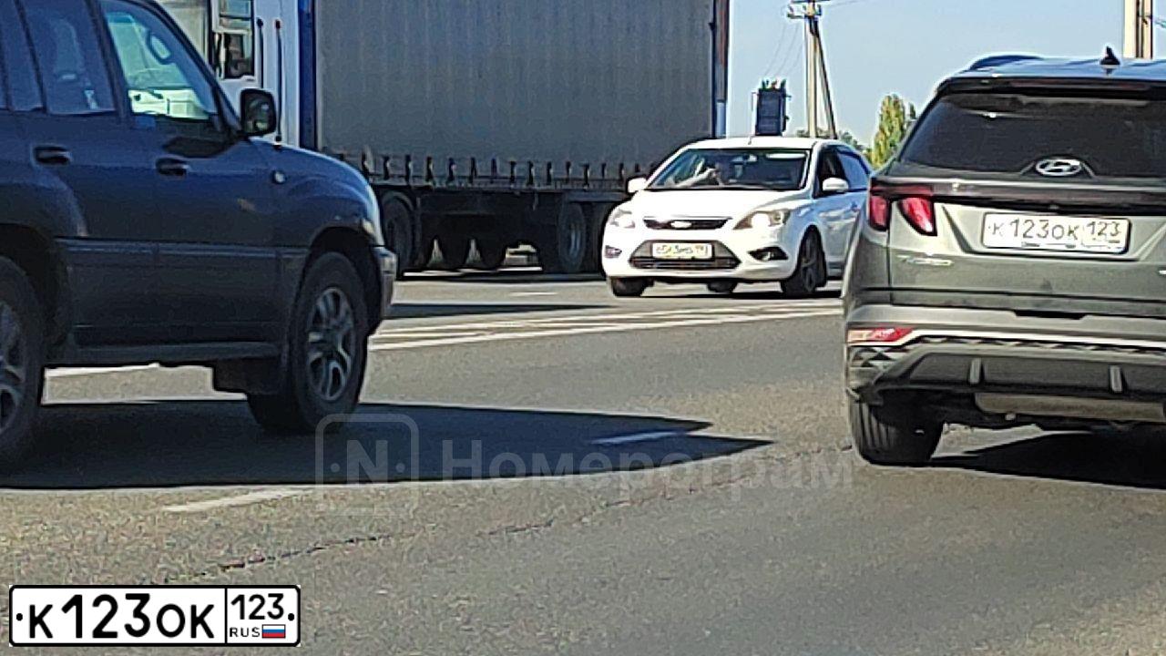 Фото автомобиля VOLKSWAGEN GOLF PLUS, 2011 — госномер К123ОК123. Цвет: Белый
