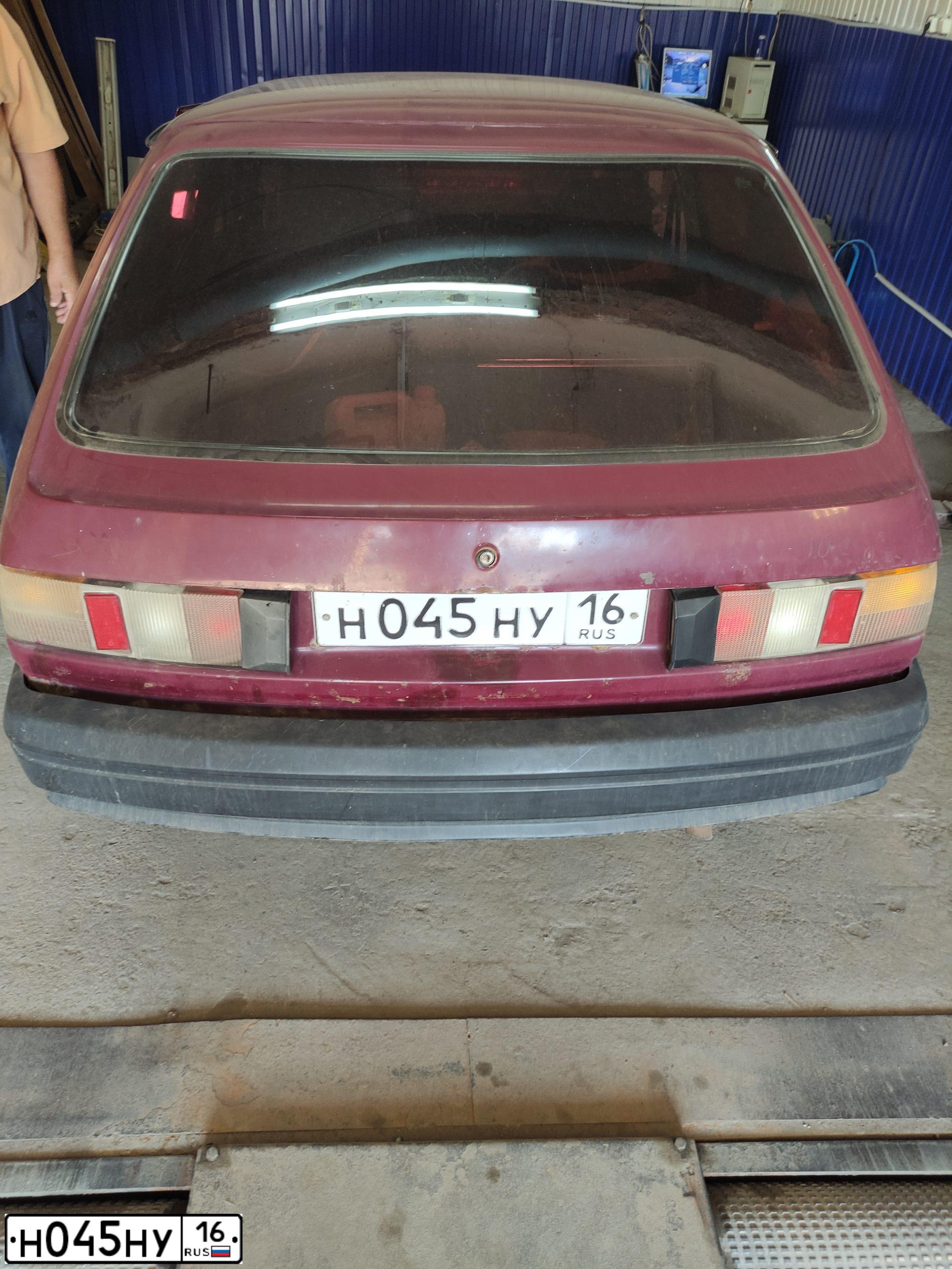 Фото автомобиля IZH 2126, 2001 — госномер Н045НУ16. Цвет: Красный