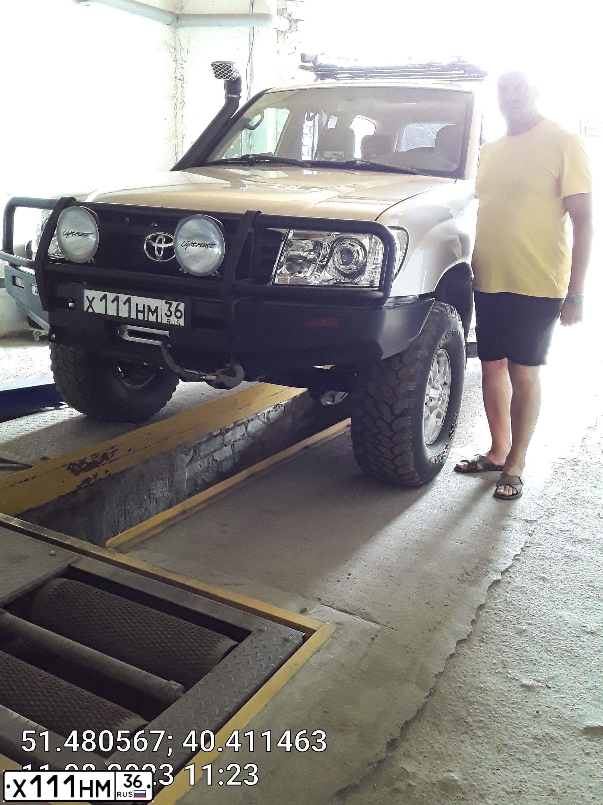 Фото автомобиля TOYOTA LANDCRUISER, 2002 — госномер Х111НМ36. Цвет: СЕРЫЙ