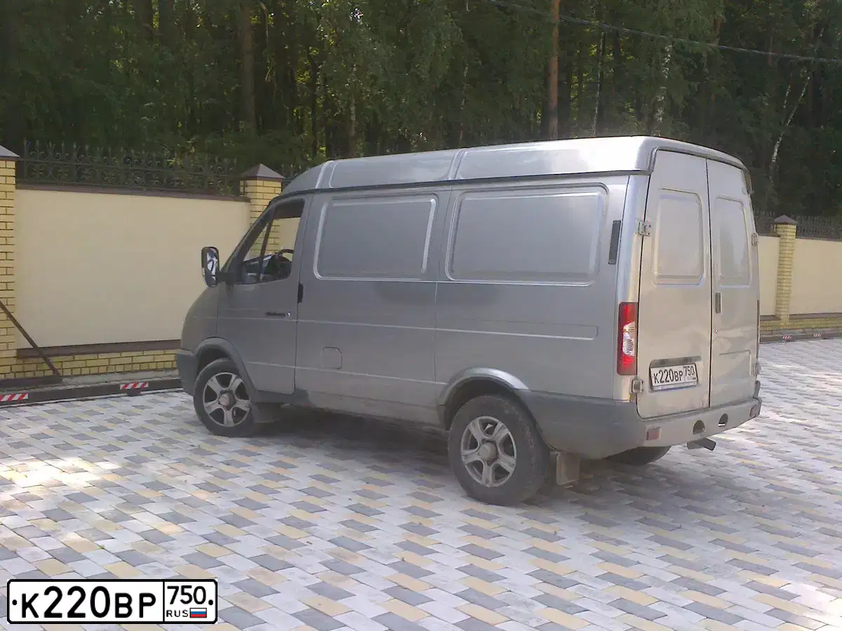 Фото автомобиля GAZ 2752 SOBOL, 2011 — госномер К220ВР750. Цвет: Серебристый
