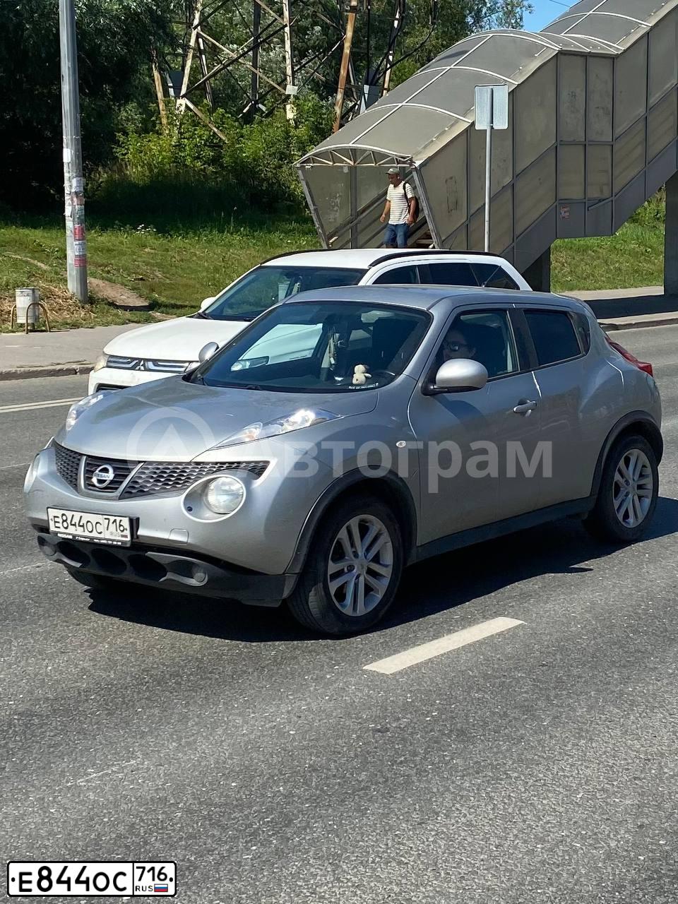 Фото автомобиля NISSAN JUKE, 2012 — госномер Е844ОС716. Цвет: Серебристый