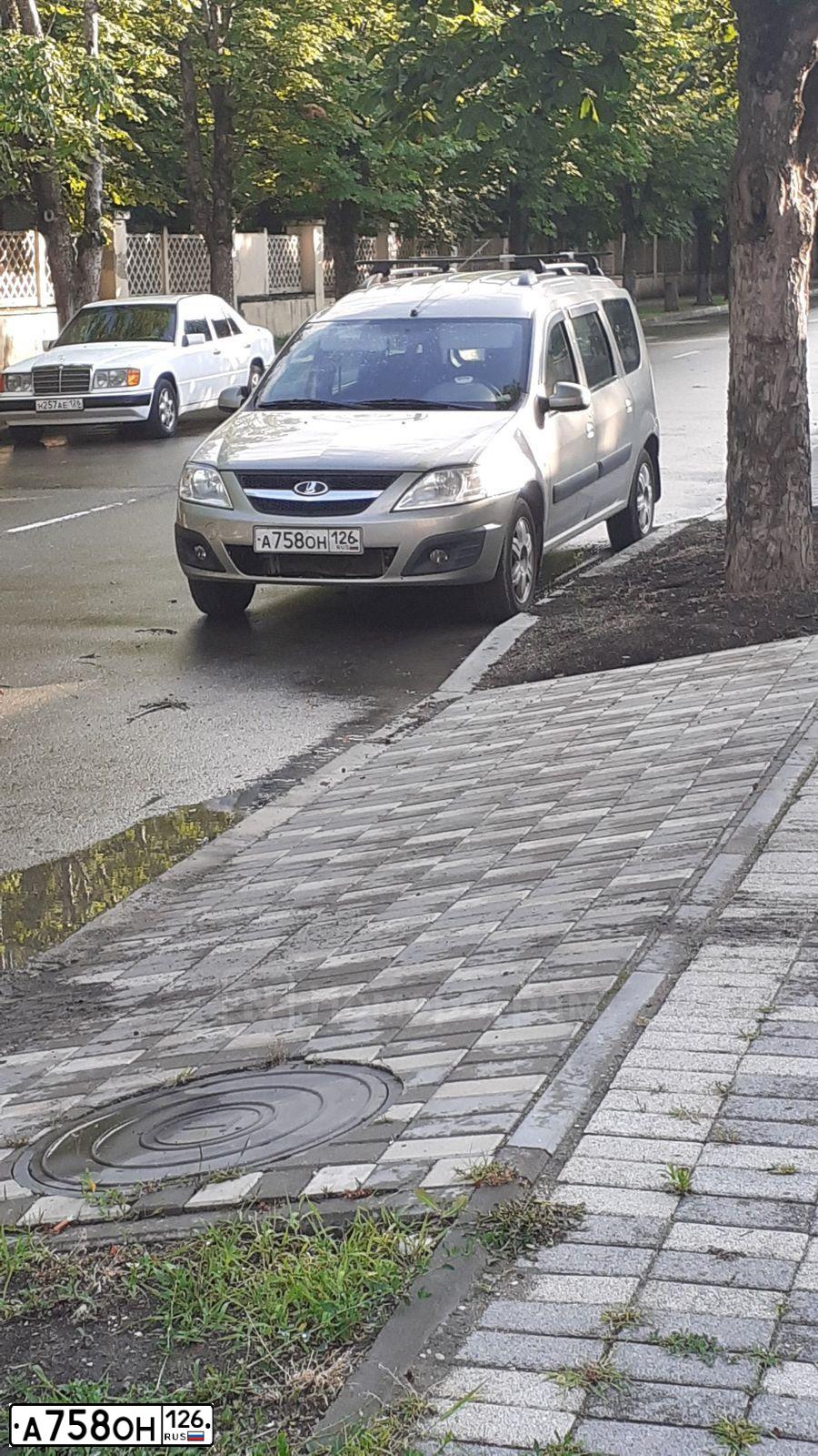 Фото автомобиля LADA LARGUS, 2014 — госномер А758ОН126. Цвет: СЕРО-БЕЖЕВЫЙ