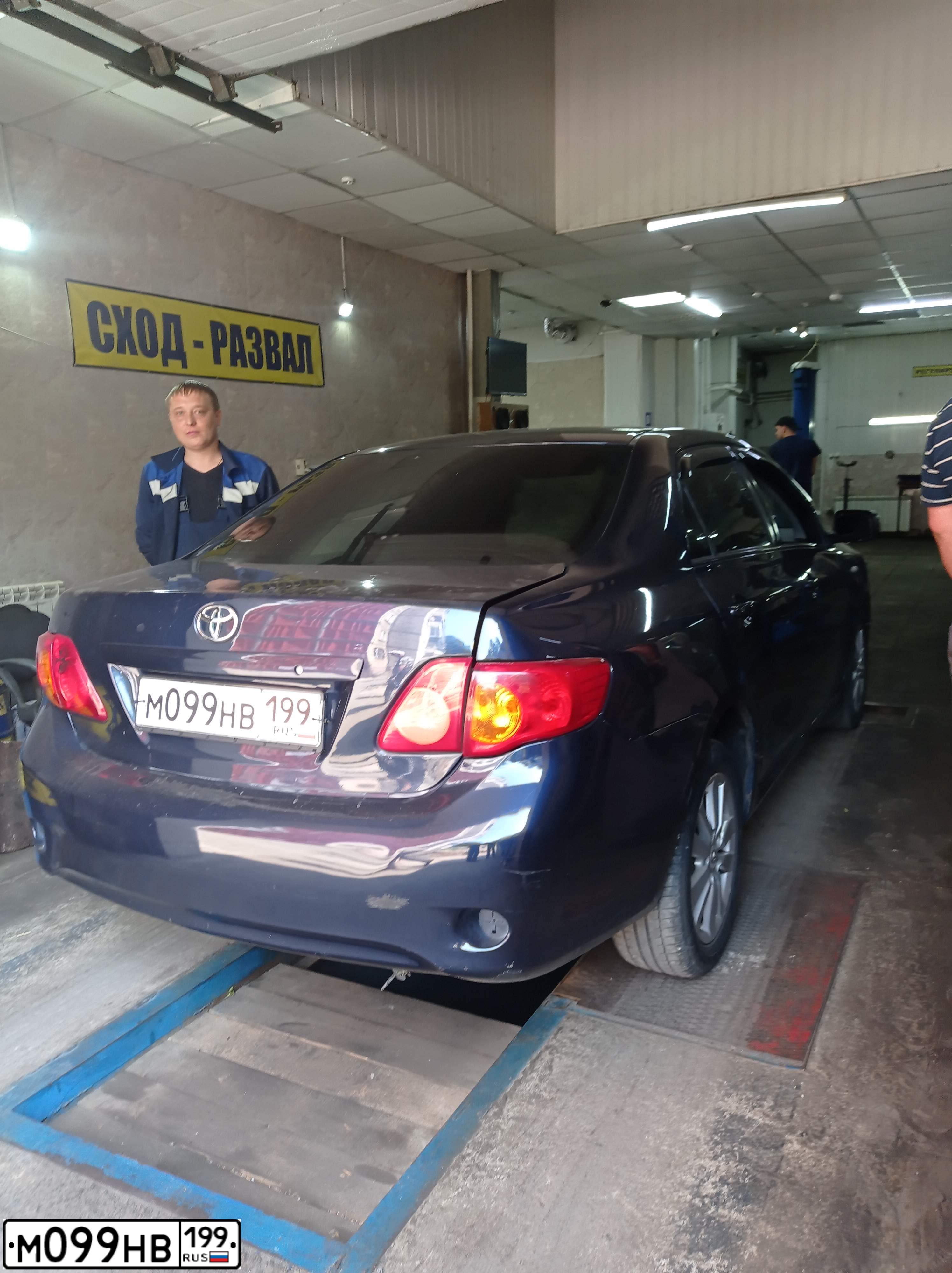 Фото автомобиля TOYOTA COROLLA, 2008 — госномер М099НВ199. Цвет: Темно-синий