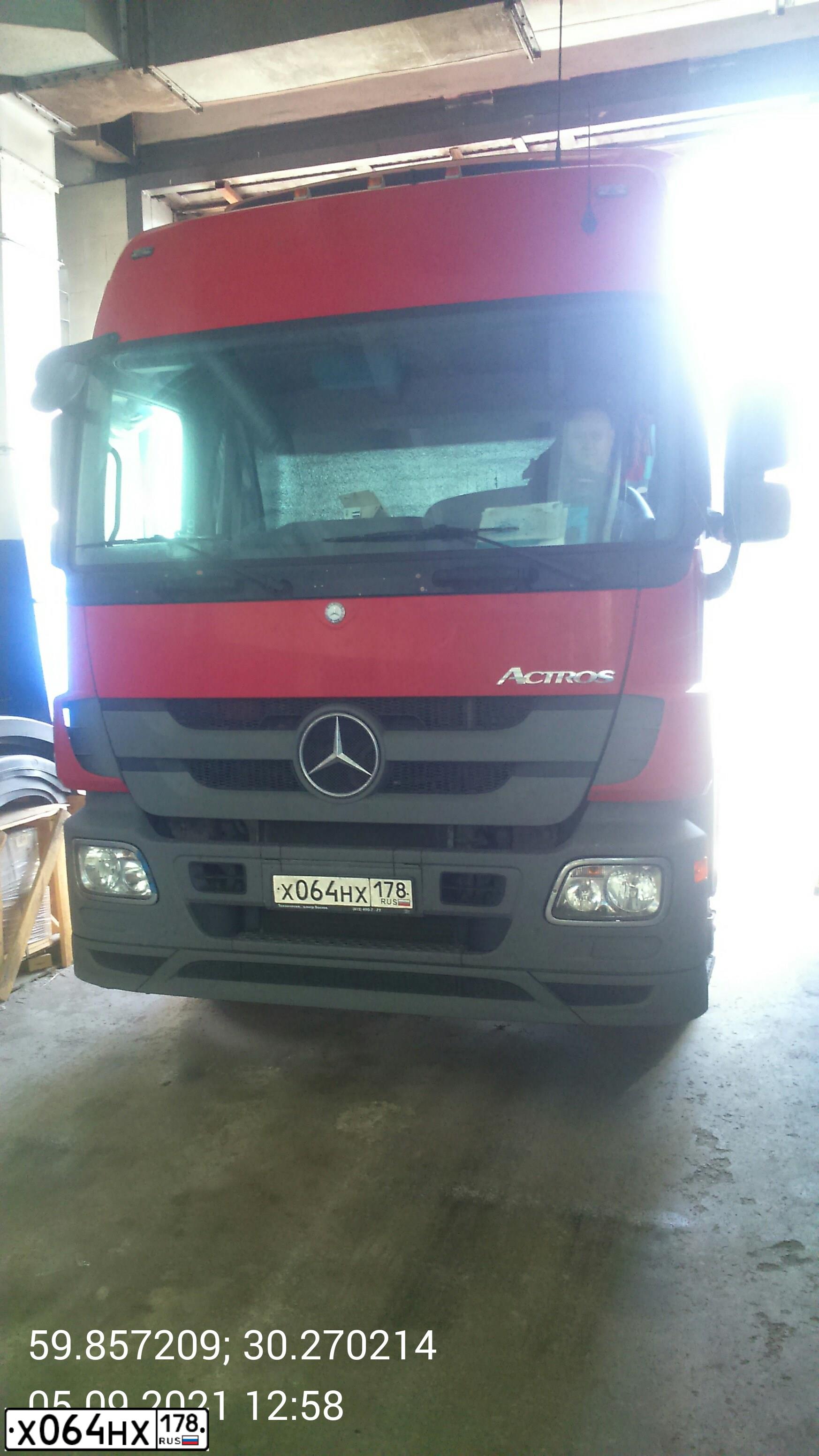Фото автомобиля MERCEDES-BENZ ACTROS, 2017 — госномер Т772ВР550. Цвет: Красный