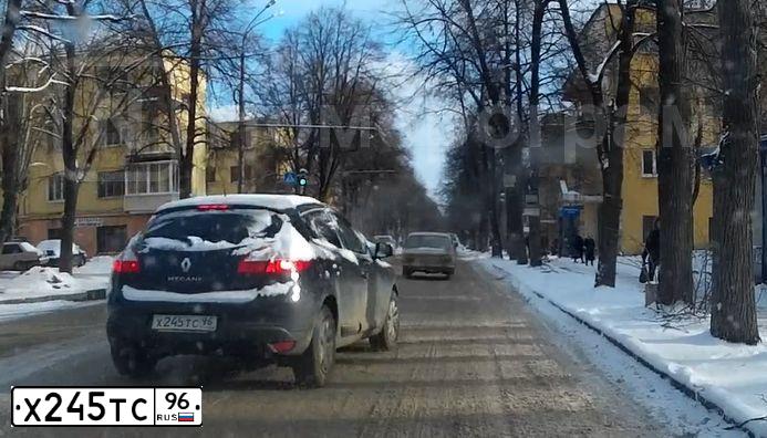 Фото автомобиля RENAULT MEGANE, 2013 — госномер К956ВМ196. Цвет: Темно-синий