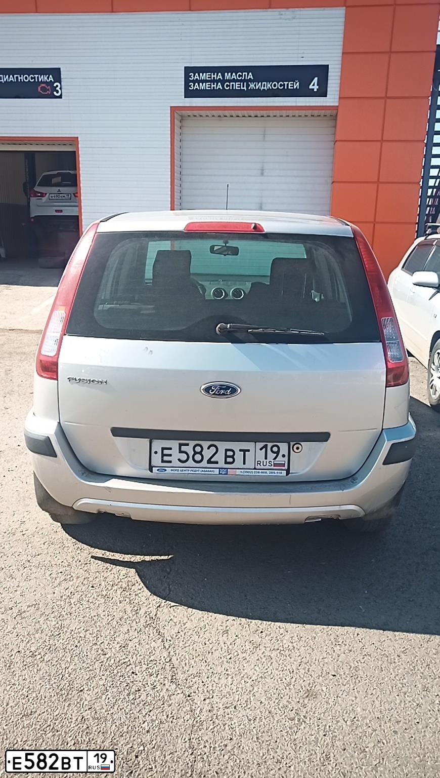 Фото автомобиля FORD FUSION, 2006 — госномер Е582ВТ19. Цвет: СЕРЫЙ