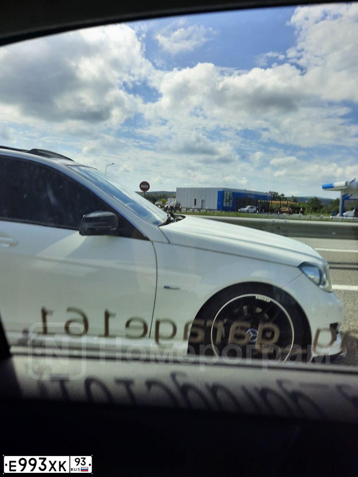 Фото автомобиля MERCEDES C-KLASSE, 2012 — госномер Е993ХК93. Цвет: Белый