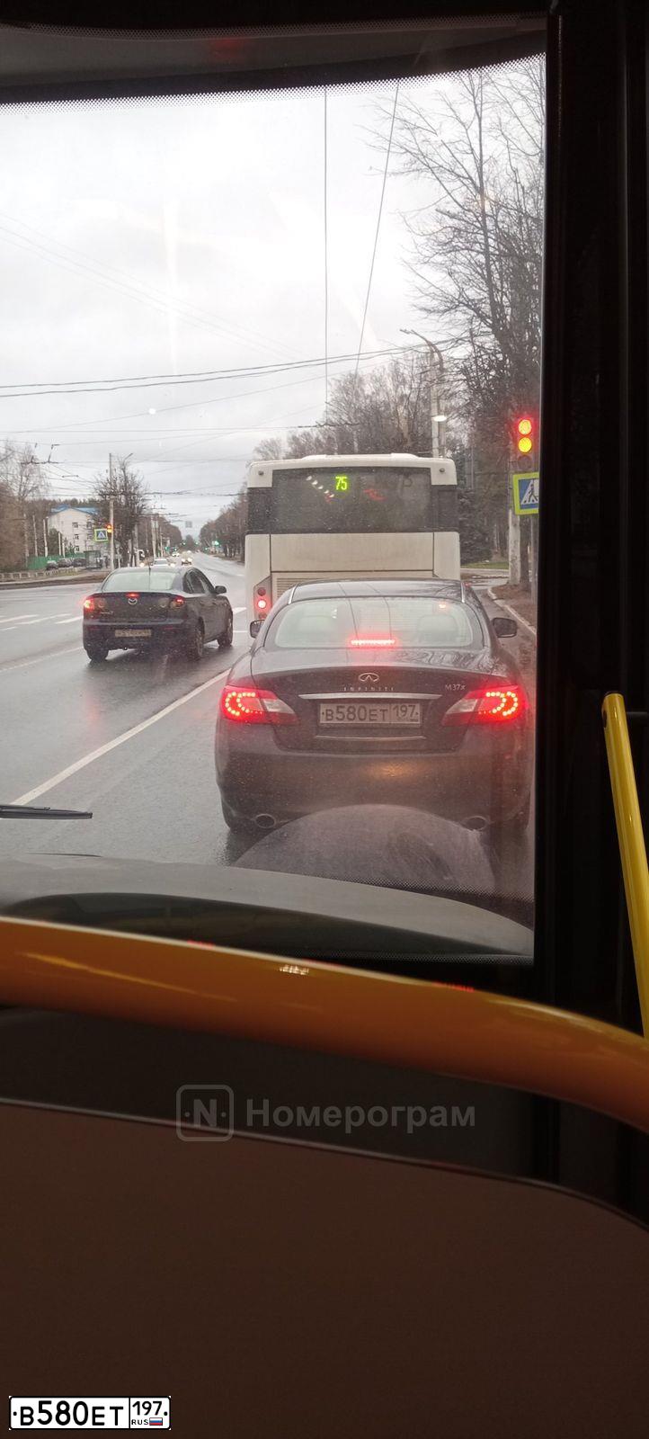 Фото автомобиля INFINITI M, 2010 — госномер В580ЕТ197. Цвет: ЧЕРНЫЙ