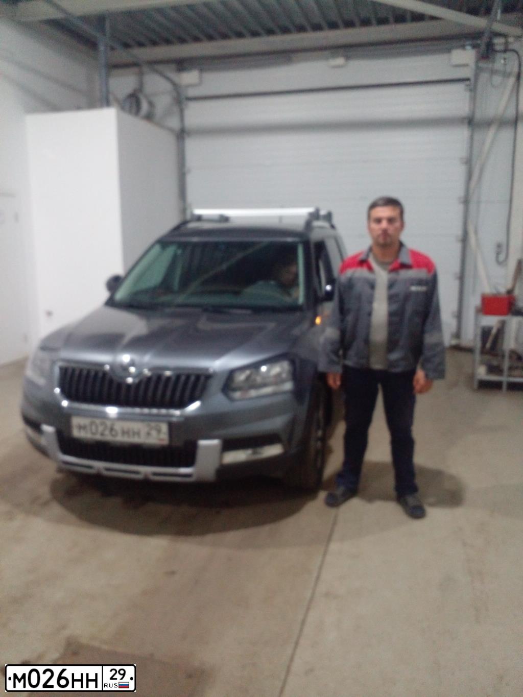 Фото автомобиля SKODA YETI, 2014 — госномер М026НН29. Цвет: ТЕМНО-СЕРЫЙ