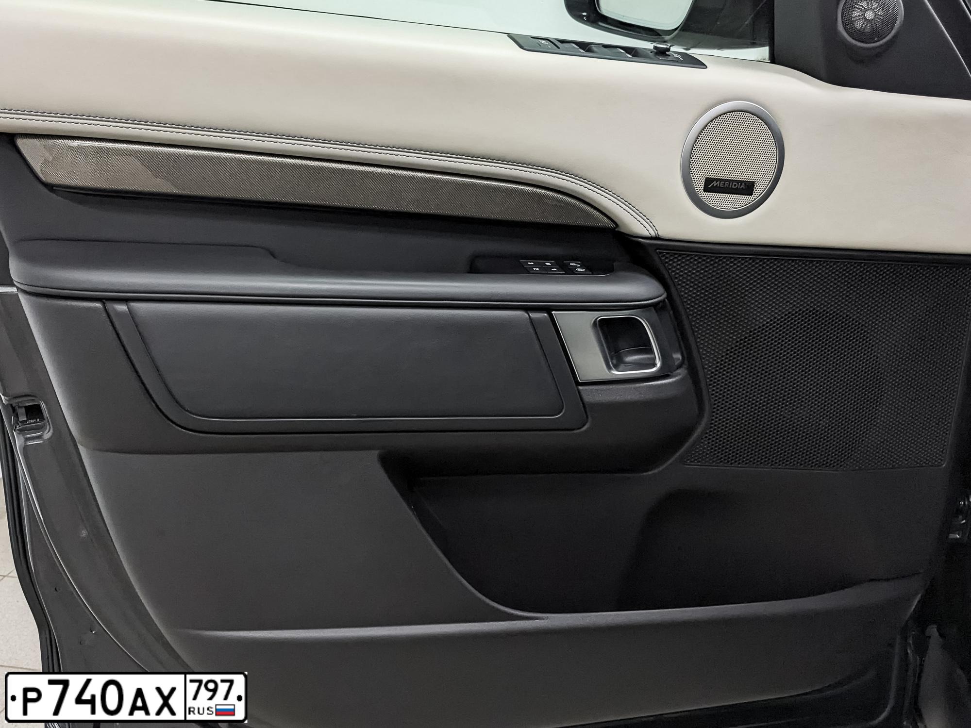 Фото автомобиля LAND ROVER DISCOVERY, 2018 — госномер Т242ВТ977. Цвет: ТЕМНО-СЕРЫЙ