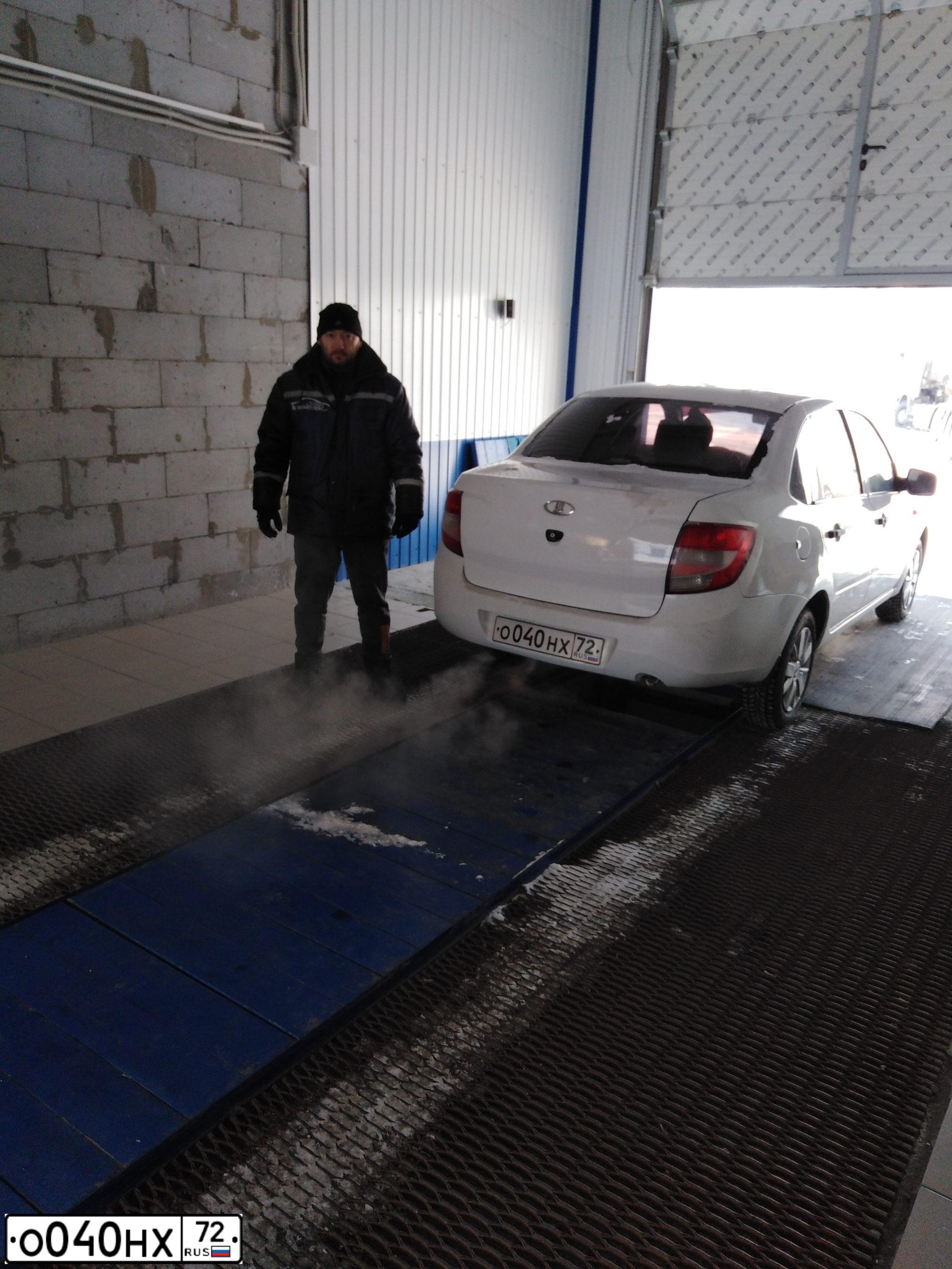 Фото автомобиля LADA 2190 GRANTA, 2012 — госномер Т266ВВ196. Цвет: Белый