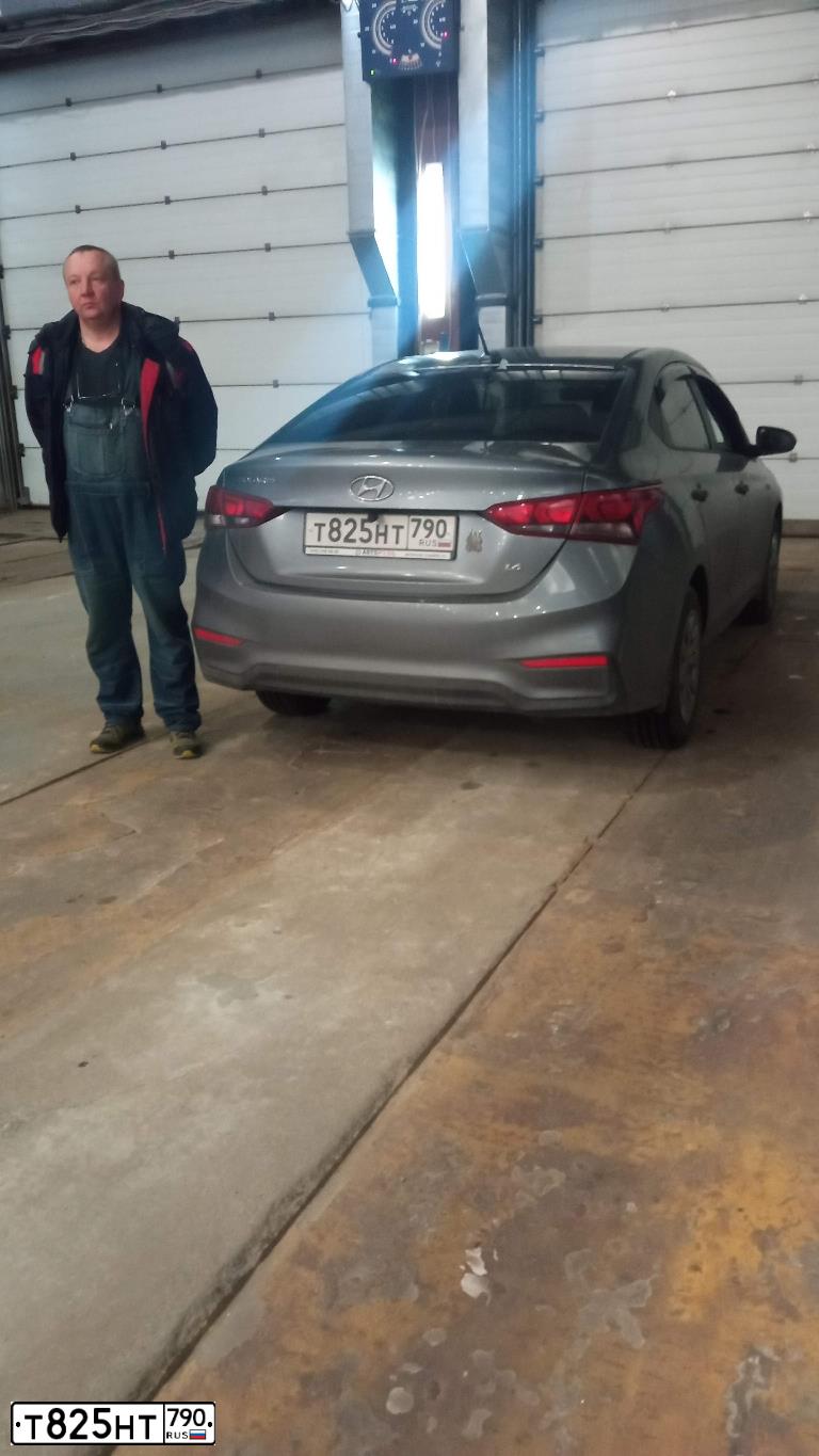 Фото автомобиля HYUNDAI SOLARIS, 2019 — госномер Т825НТ790. Цвет: СЕРЫЙ