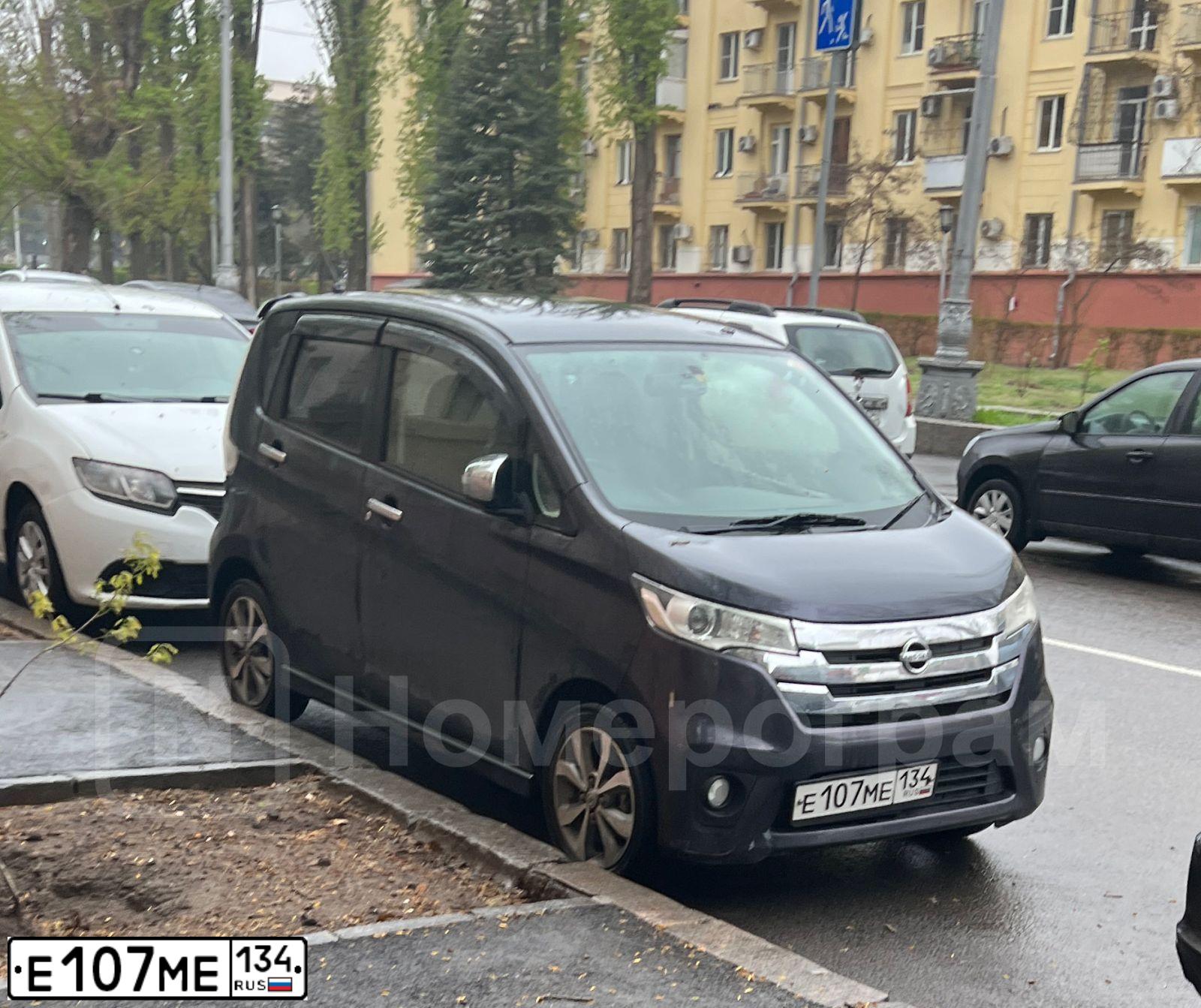Фото автомобиля LADA 2172 PRIORA, 2009 — госномер Е107МЕ134. Цвет: Белый