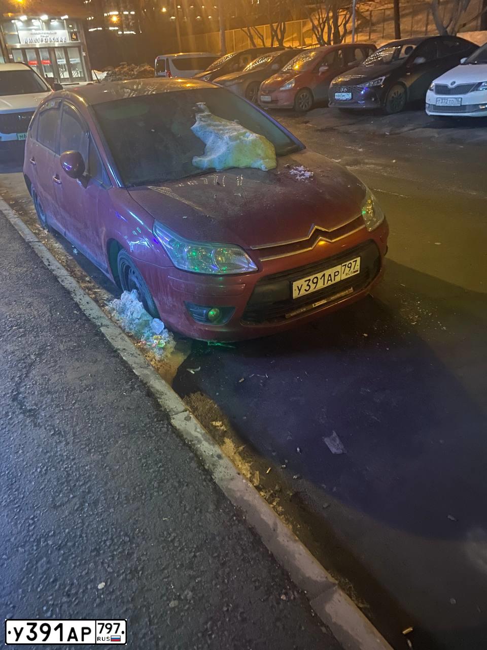 Фото автомобиля CITROEN C4, 2011 — госномер У391АР797. Цвет: Красный