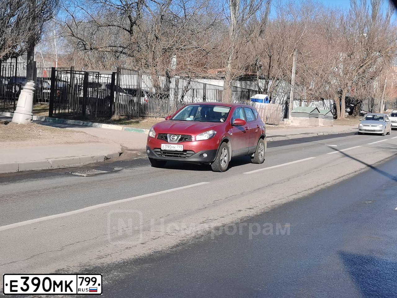 Фото автомобиля NISSAN QASHQAI, 2011 — госномер Е390МК799. Цвет: КРАСНЫЙ