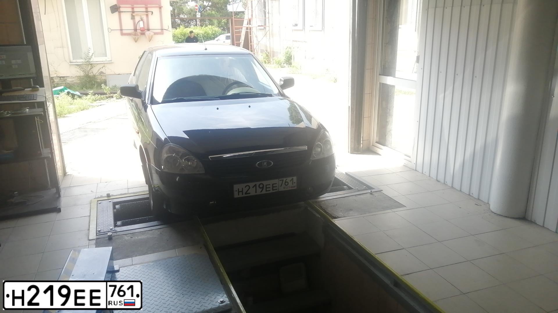 Фото автомобиля LADA 2170 PRIORA, 2011 — госномер У222ЕС161. Цвет: Сине-Черный