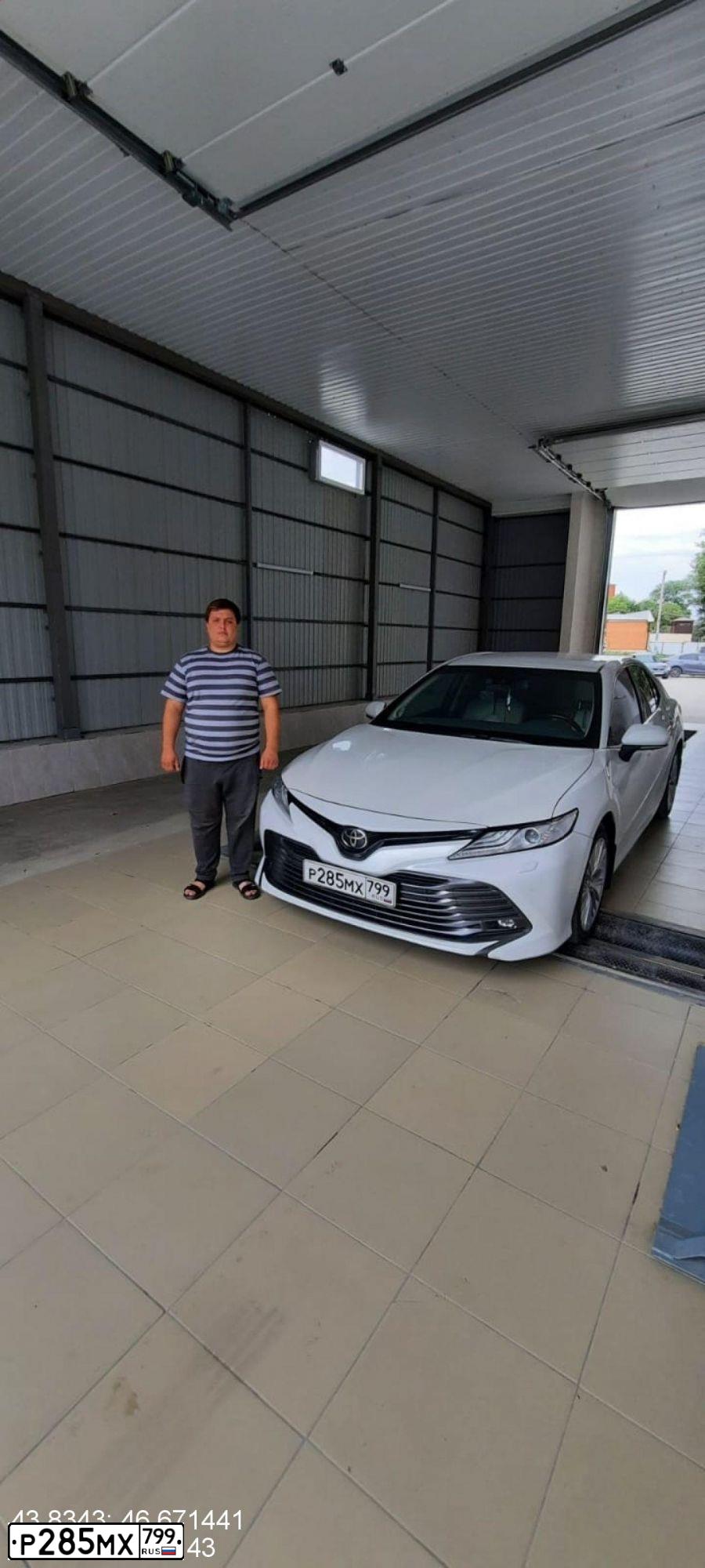 Фото автомобиля TOYOTA CAMRY, 2019 — госномер Р789МС05. Цвет: БЕЛЫЙ ПЕРЛАМУТР
