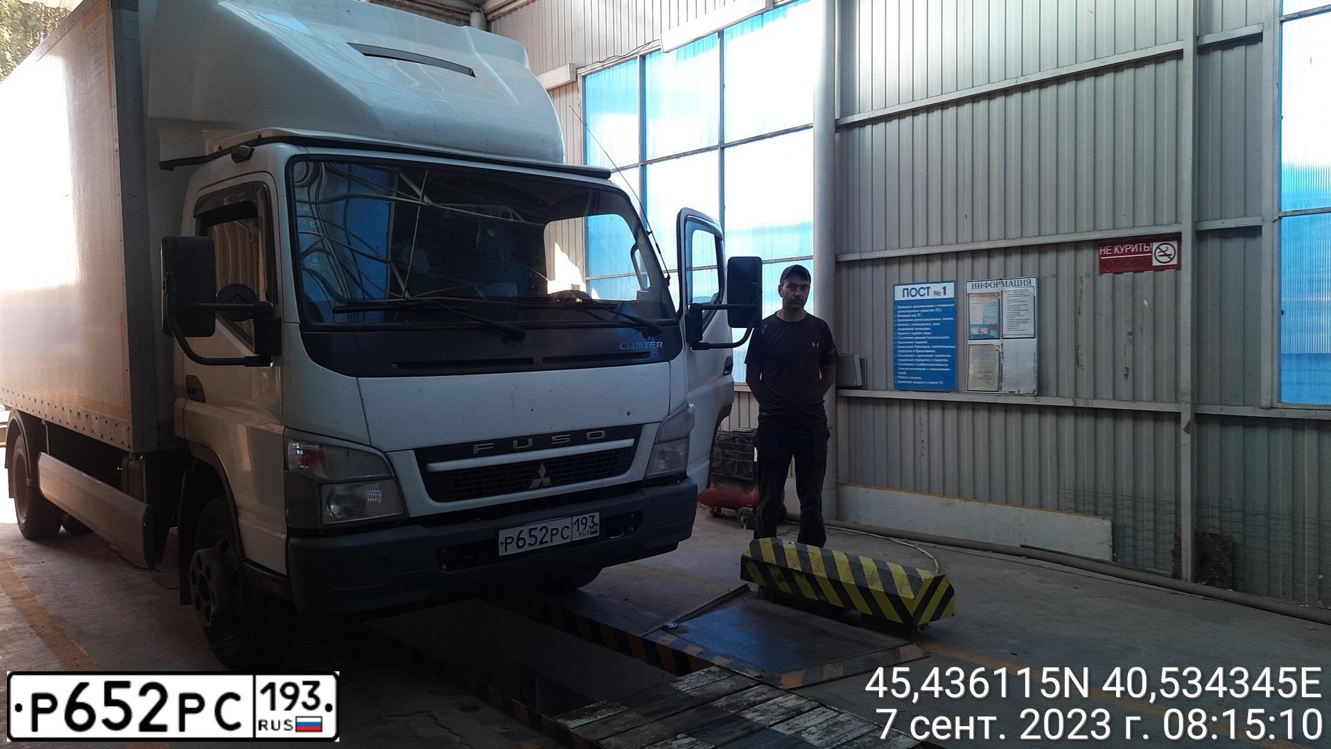 Фото автомобиля MITSUBISHI FUSO CANTER, 2014 — госномер Р965ЕЕ198