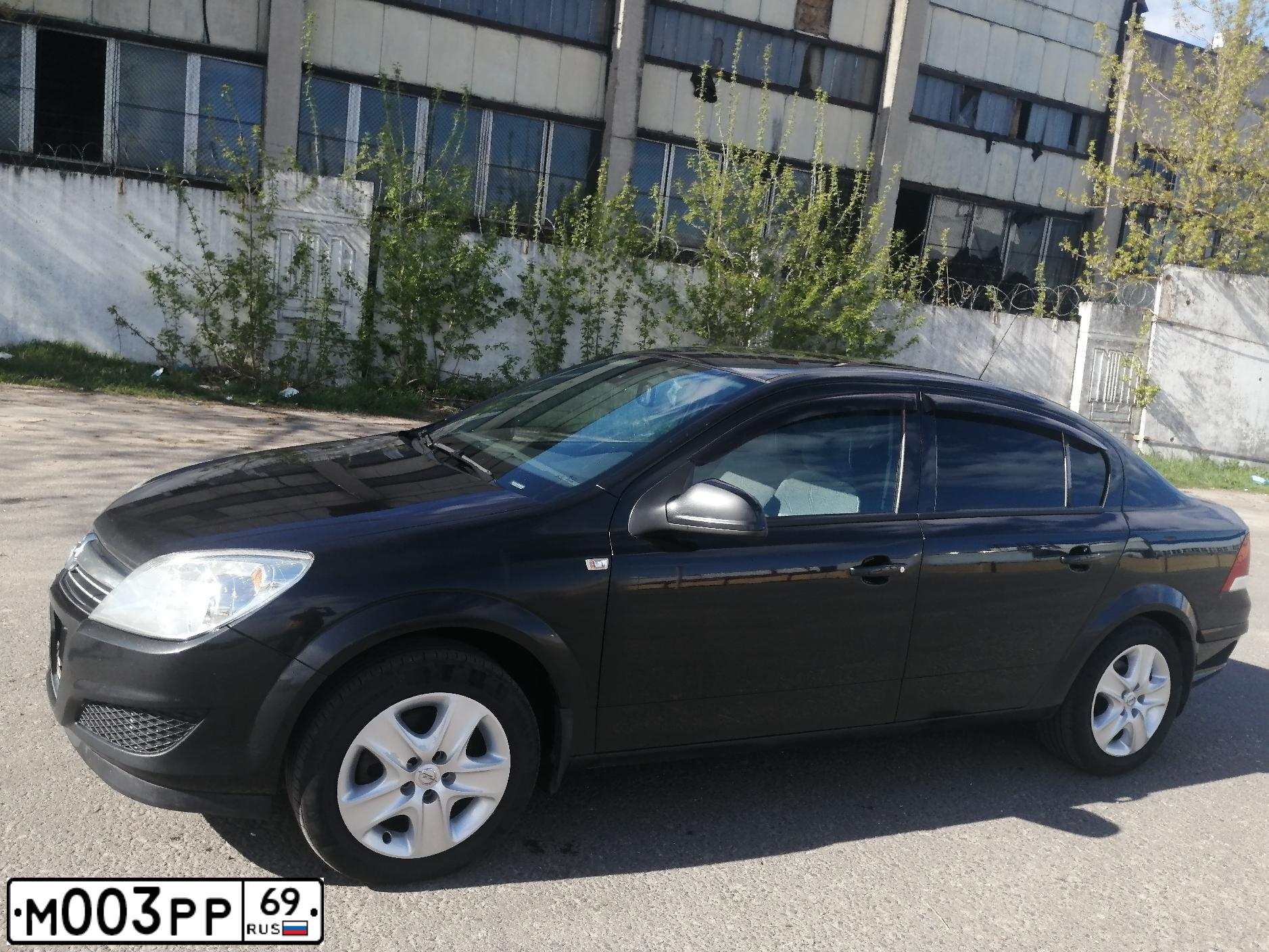 Фото автомобиля OPEL ASTRA, 2013 — госномер М003РР69. Цвет: ЧЕРНЫЙ