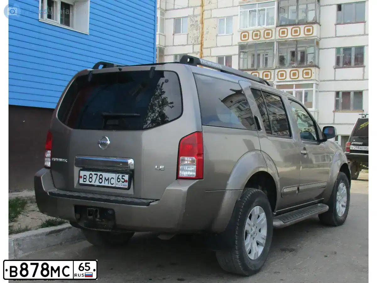 Фото автомобиля NISSAN PATHFINDER, 2005 — госномер В878МС65. Цвет: СЕРЫЙ