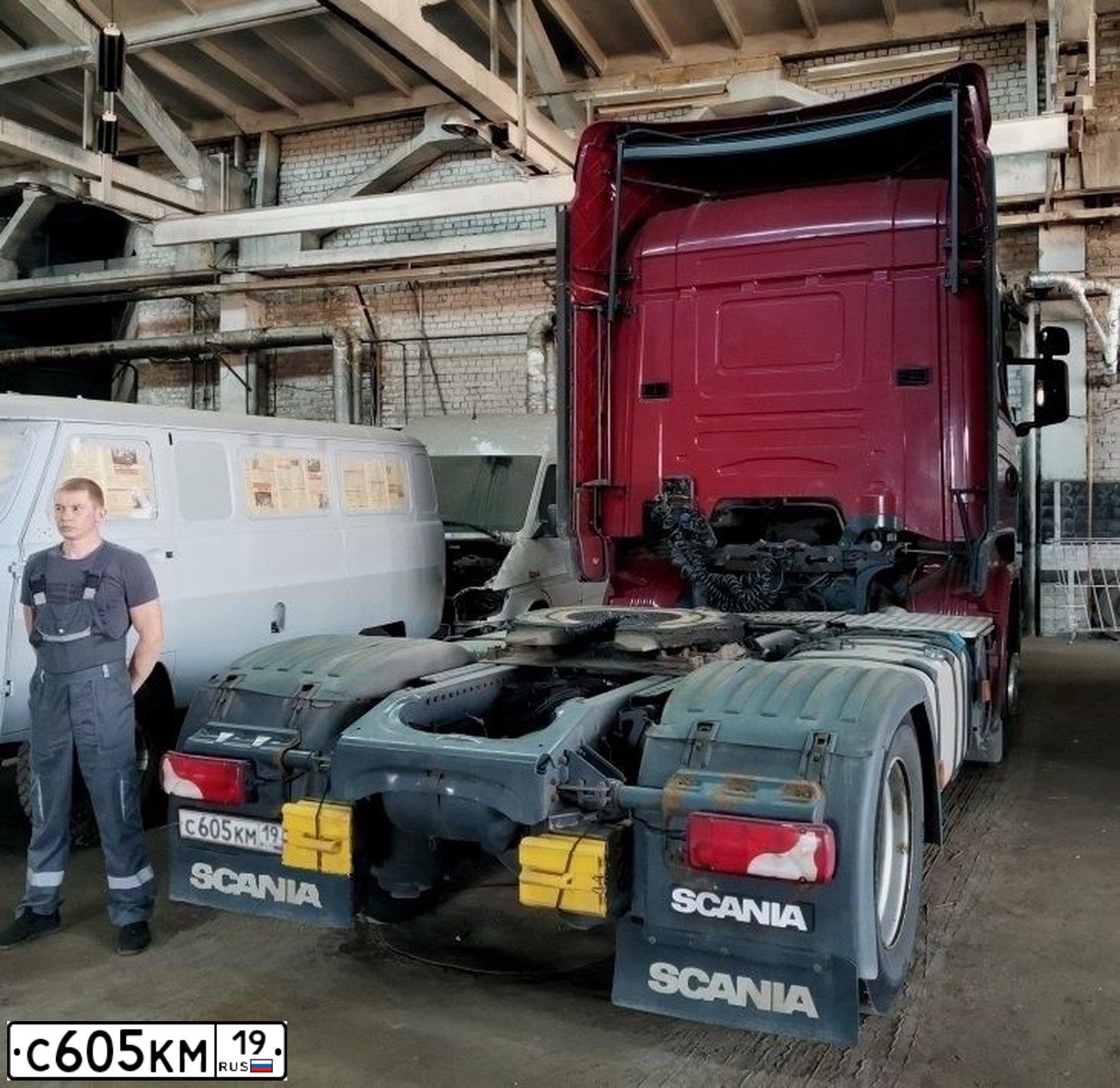 Фото автомобиля SCANIA SERIE R /4X2/, 2018 — госномер С605КМ19. Цвет: КРАСНЫЙ