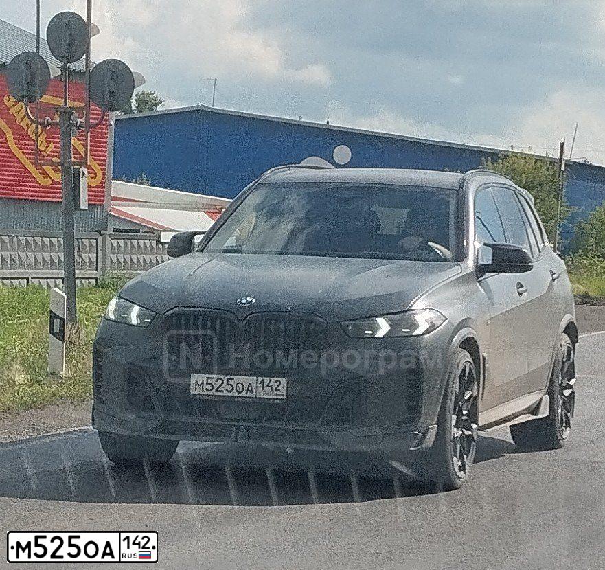 Фото автомобиля BMW X5 XDRIVE30D, 2023 — госномер М525ОА142. Цвет: СЕРЫЙ
