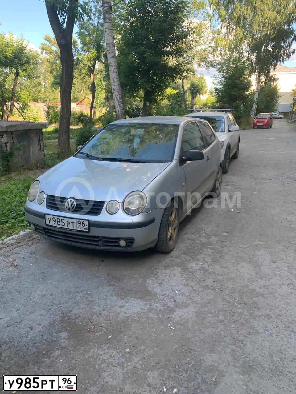 Фото автомобиля VOLKSWAGEN POLO, 2002 — госномер У985РТ96. Цвет: СЕРЕБРИСТЫЙ