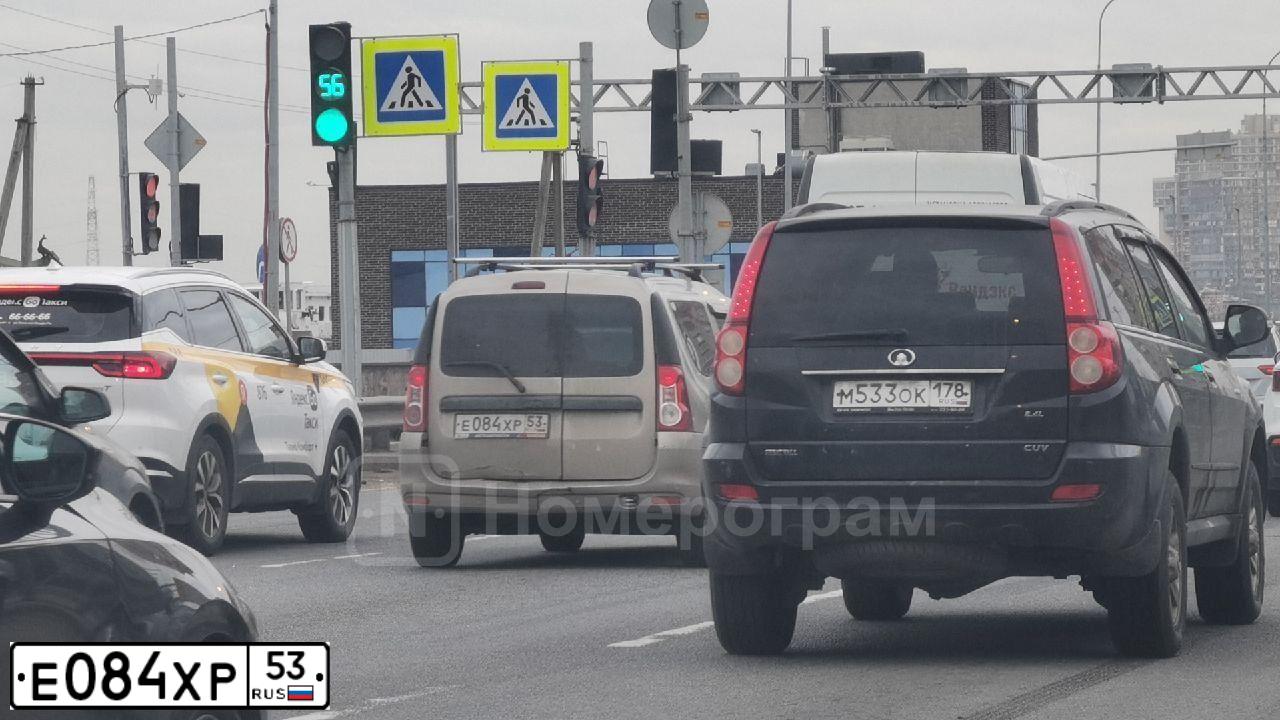 Фото автомобиля LADA LARGUS, 2014 — госномер Е084ХР53. Цвет: СЕРО-БЕЖЕВЫЙ