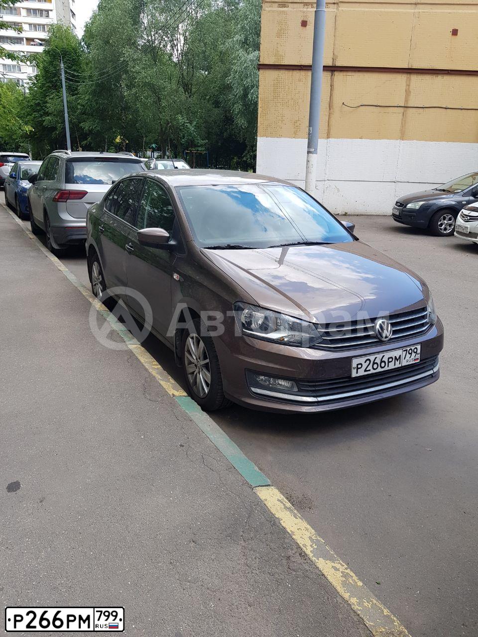 Фото автомобиля VOLKSWAGEN POLO, 2018 — госномер Р266РМ799. Цвет: Коричневый