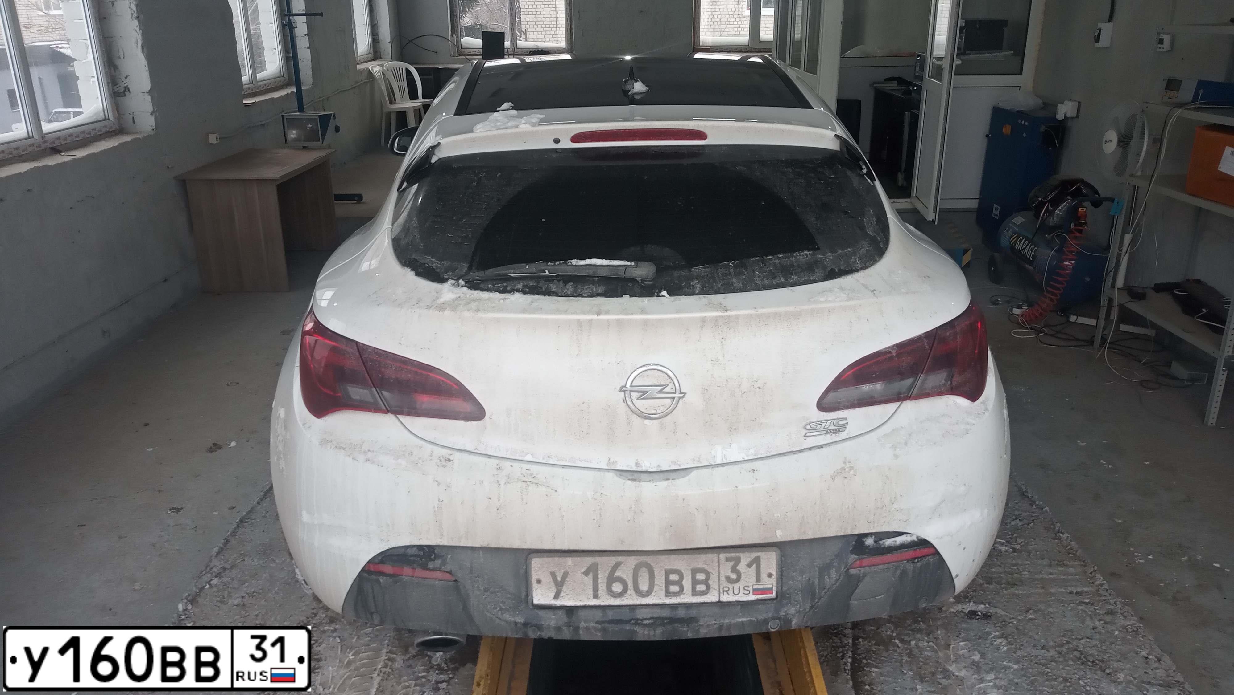 Фото автомобиля OPEL ASTRA, 2012 — госномер А598РТ136. Цвет: Белый