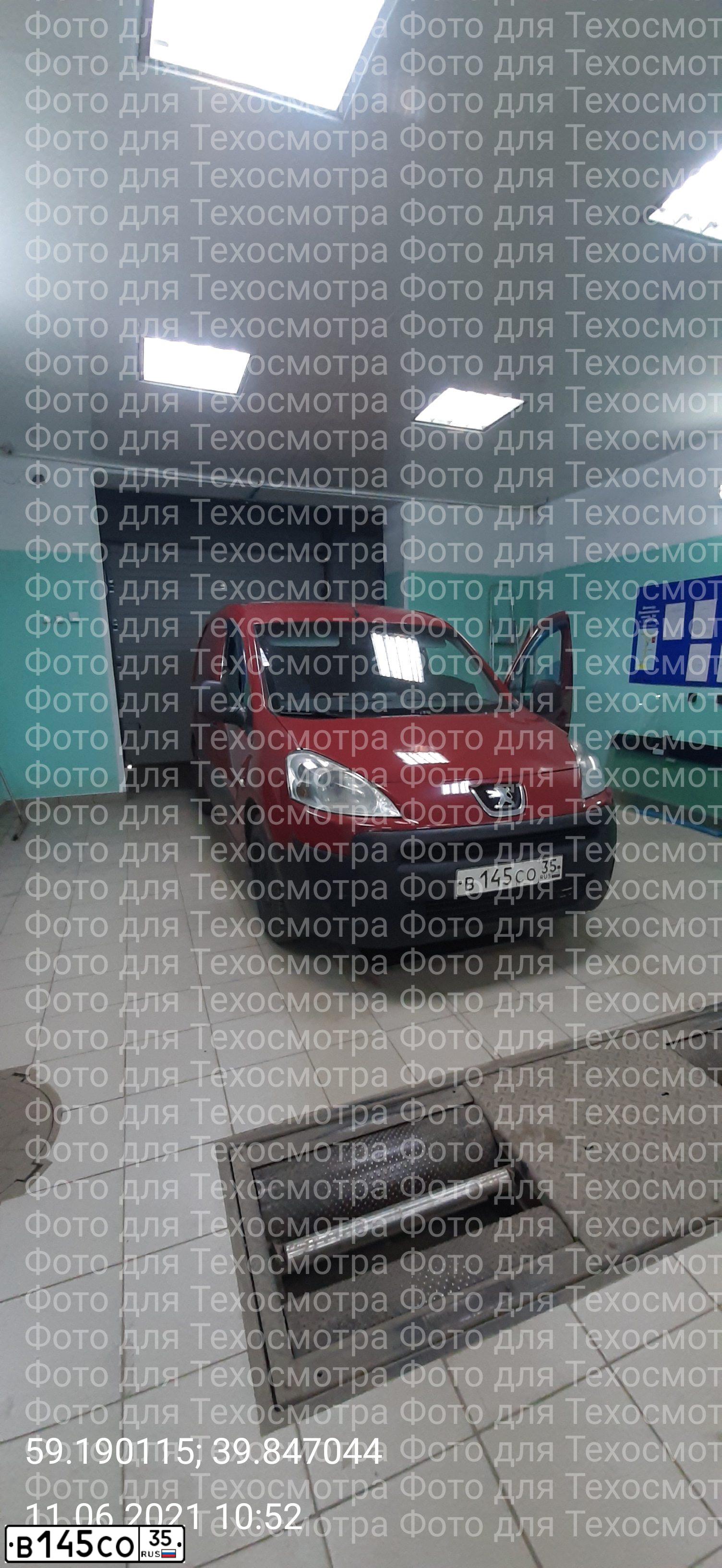 Фото автомобиля PEUGEOT PARTNER, 2009 — госномер О826УК44. Цвет: Красный