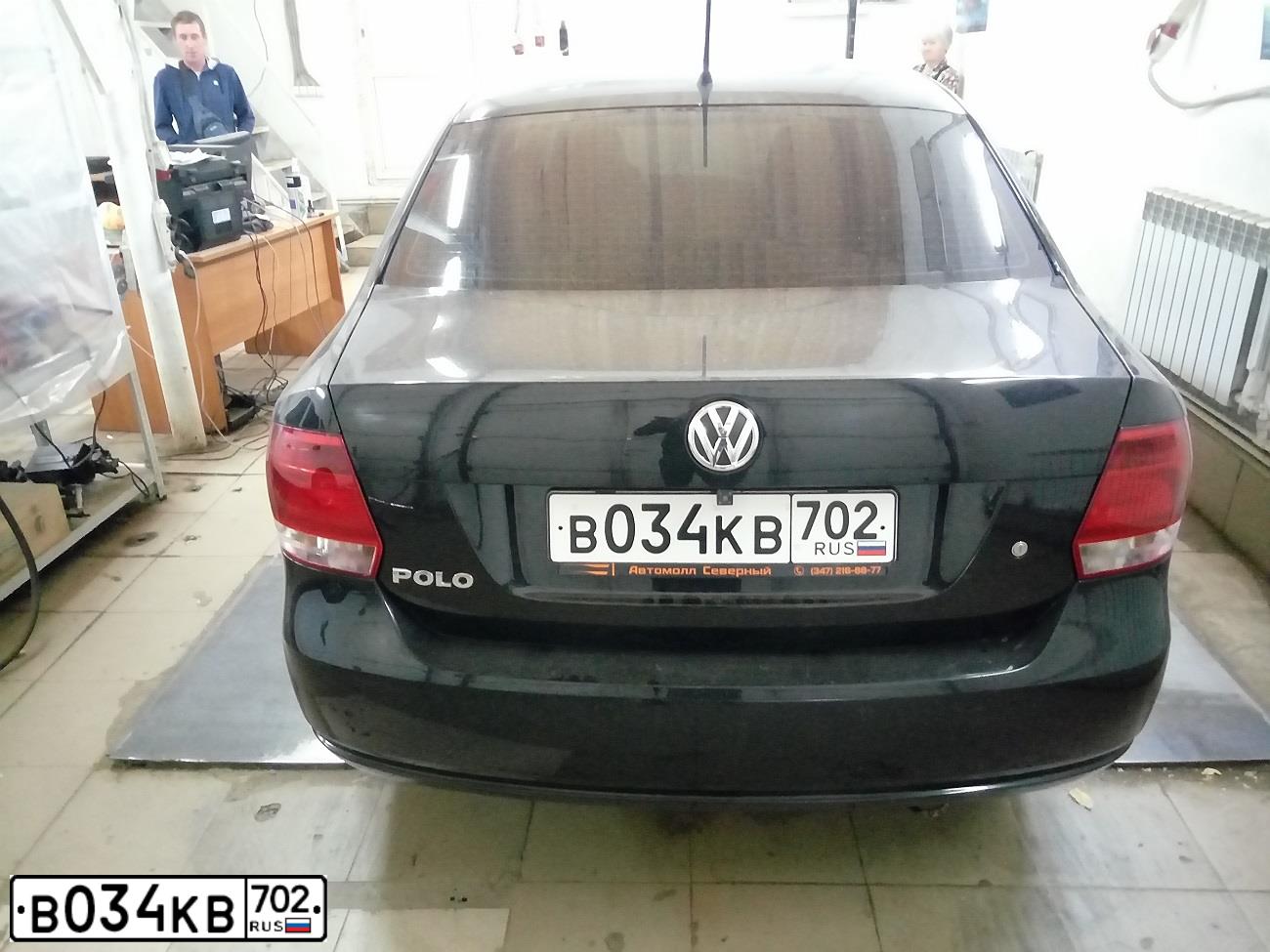 Фото автомобиля VOLKSWAGEN POLO, 2014 — госномер В034КВ702. Цвет: ЧЕРНЫЙ