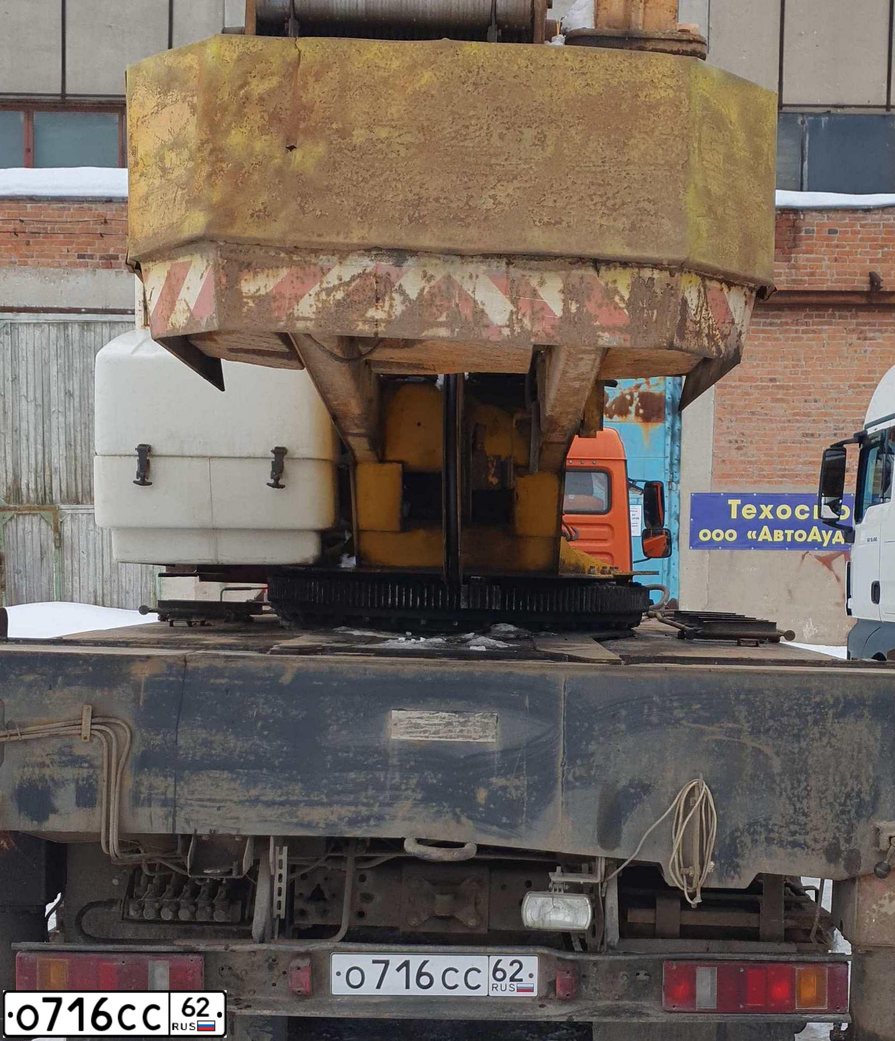 Фото автомобиля KAMAZ 65115 /6X4/, 2012 — госномер О716СС62. Цвет: ОРАНЖЕВЫЙ