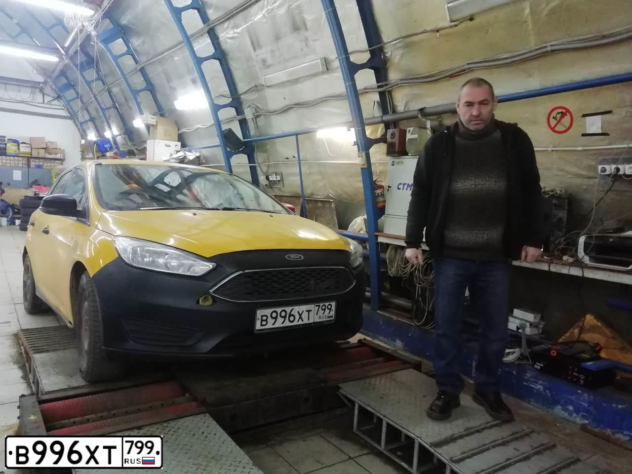 Фото автомобиля FORD FOCUS, 2016 — госномер М079ХА134. Цвет: БЕЛЫЙ ЖЕЛТЫЙ СЕРЫЙ