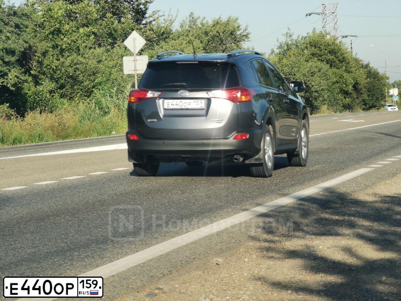 Фото автомобиля TOYOTA LAND CRUISER, 2015 — госномер Т526АМ159. Цвет: ПЕРЛАМУТРОВО-БЕЛЫЙ
