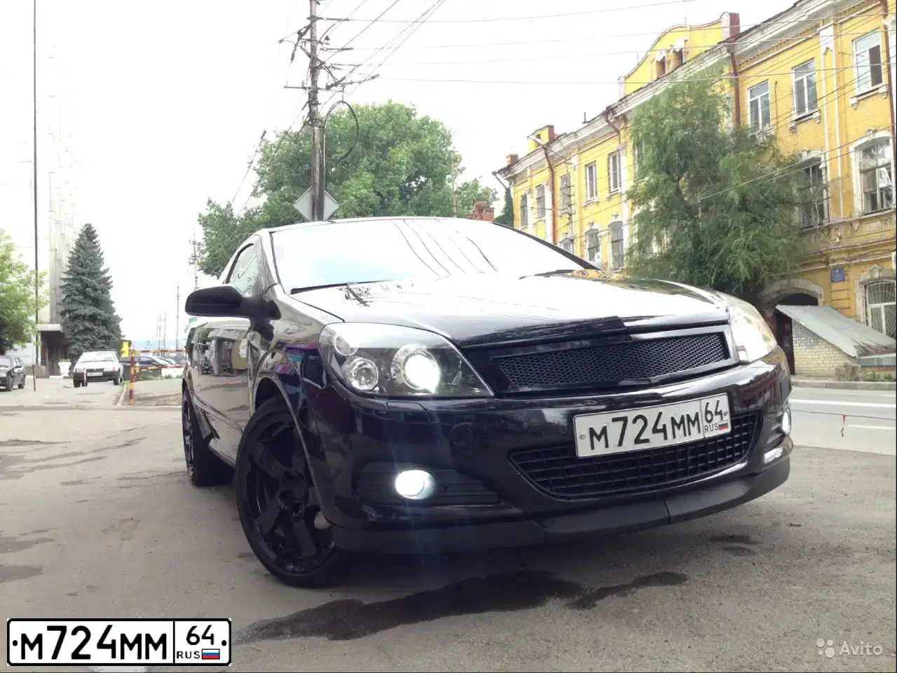 Фото автомобиля OPEL ASTRA, 2007 — госномер М724ММ64. Цвет: ЧЕРНЫЙ