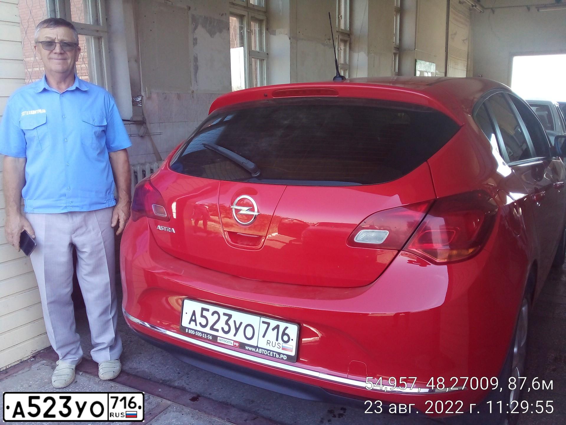 Фото автомобиля OPEL ASTRA, 2012 — госномер Т674НР30. Цвет: Красный