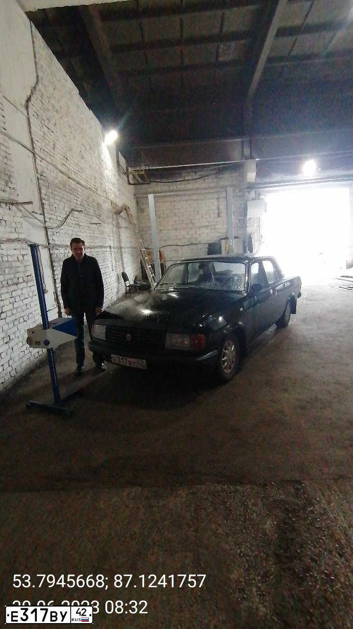 Фото автомобиля GAZ 3102 WOLGA, 1995 — госномер Е317ВУ42. Цвет: ЧЕРНЫЙ