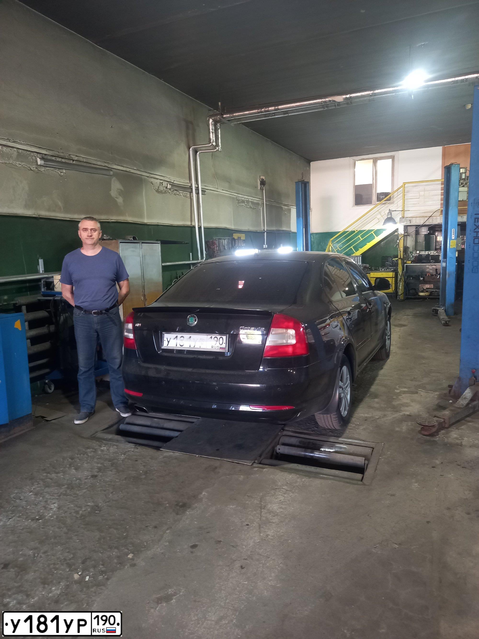 Фото автомобиля SKODA OCTAVIA, 2011 — госномер У181УР190. Цвет: ЧЕРНЫЙ
