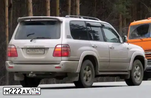 Фото автомобиля TOYOTA LANDCRUISER, 2005 — госномер Н200СУ174. Цвет: Серебристый