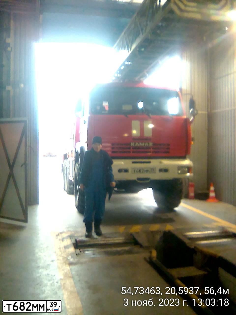Фото автомобиля KAMAZ 43114 /6X6/, 2010 — госномер Т682ММ39. Цвет: ЦВ СХ А9 ПО ГОСТ Р 50574-2019