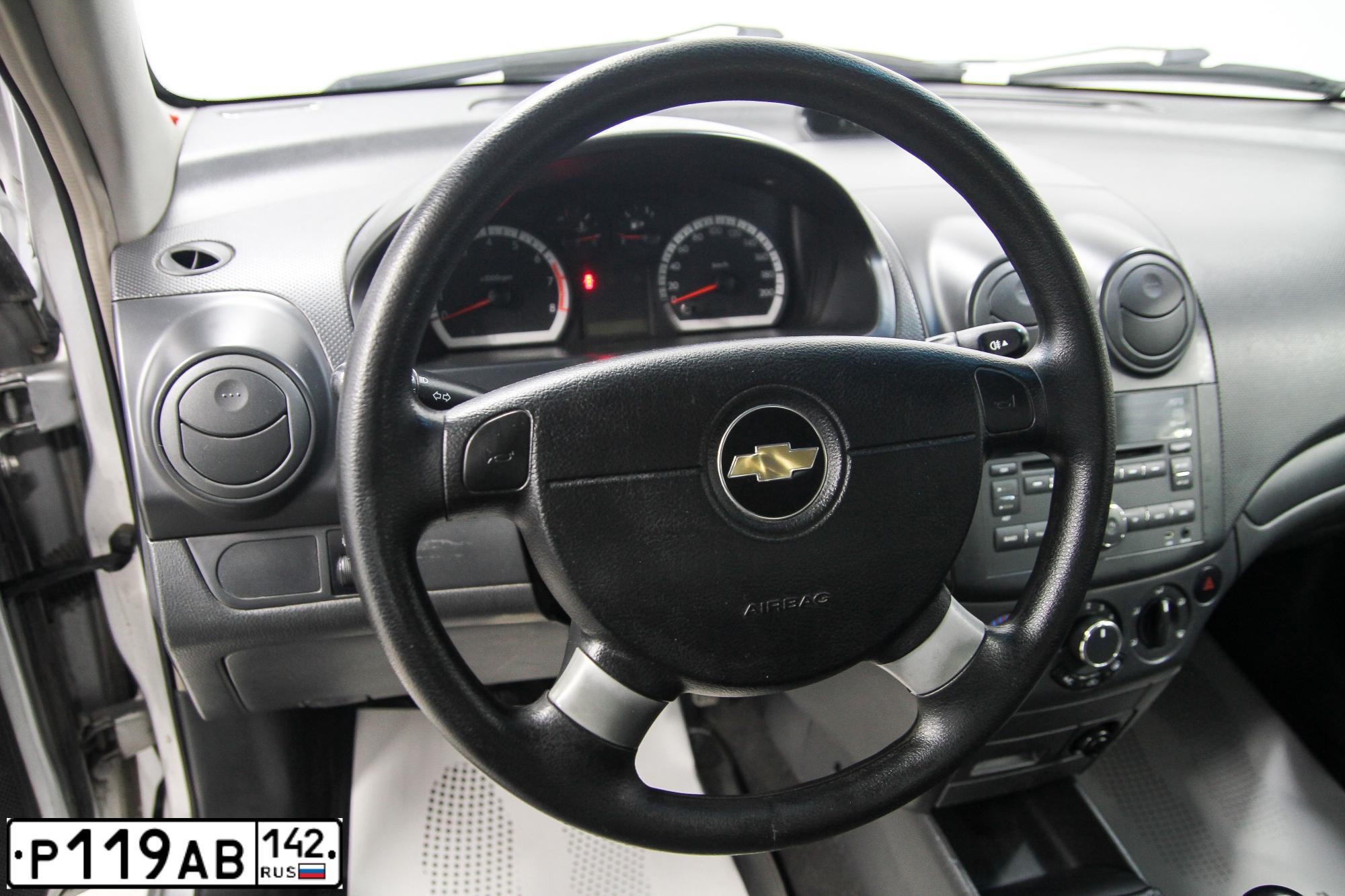 Фото автомобиля CHEVROLET AVEO, 2011 — госномер Р119АВ142. Цвет: Серебристый