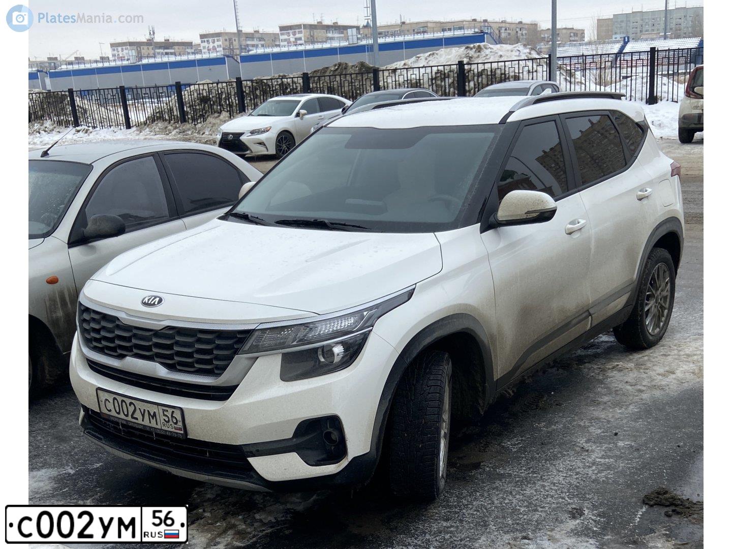 Фото автомобиля KIA SELTOS, 2020 — госномер С002УМ56. Цвет: БЕЛЫЙ