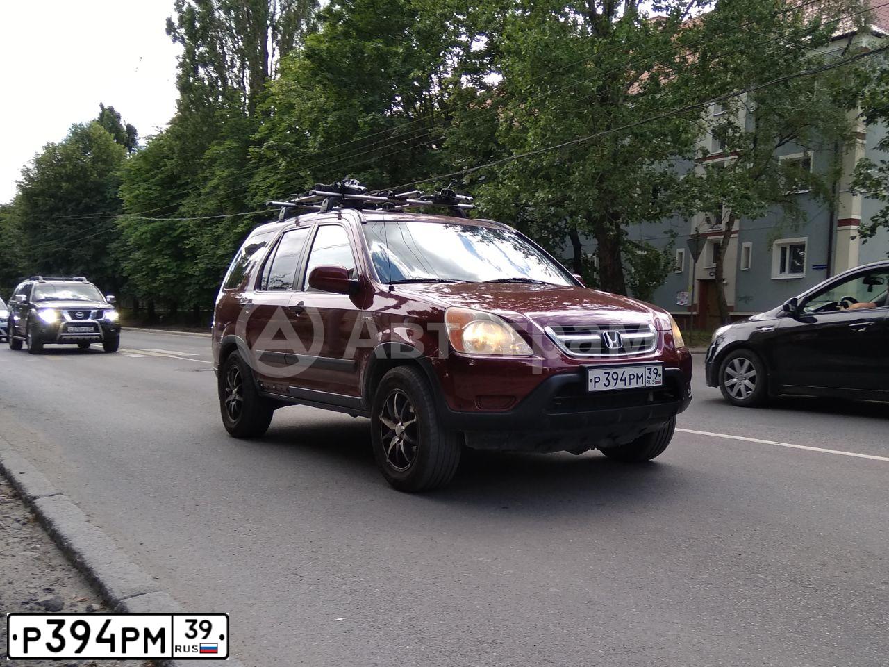 Фото автомобиля HONDA CR-V, 2003 — госномер Р394РМ39. Цвет: ВИШНЕВЫЙ