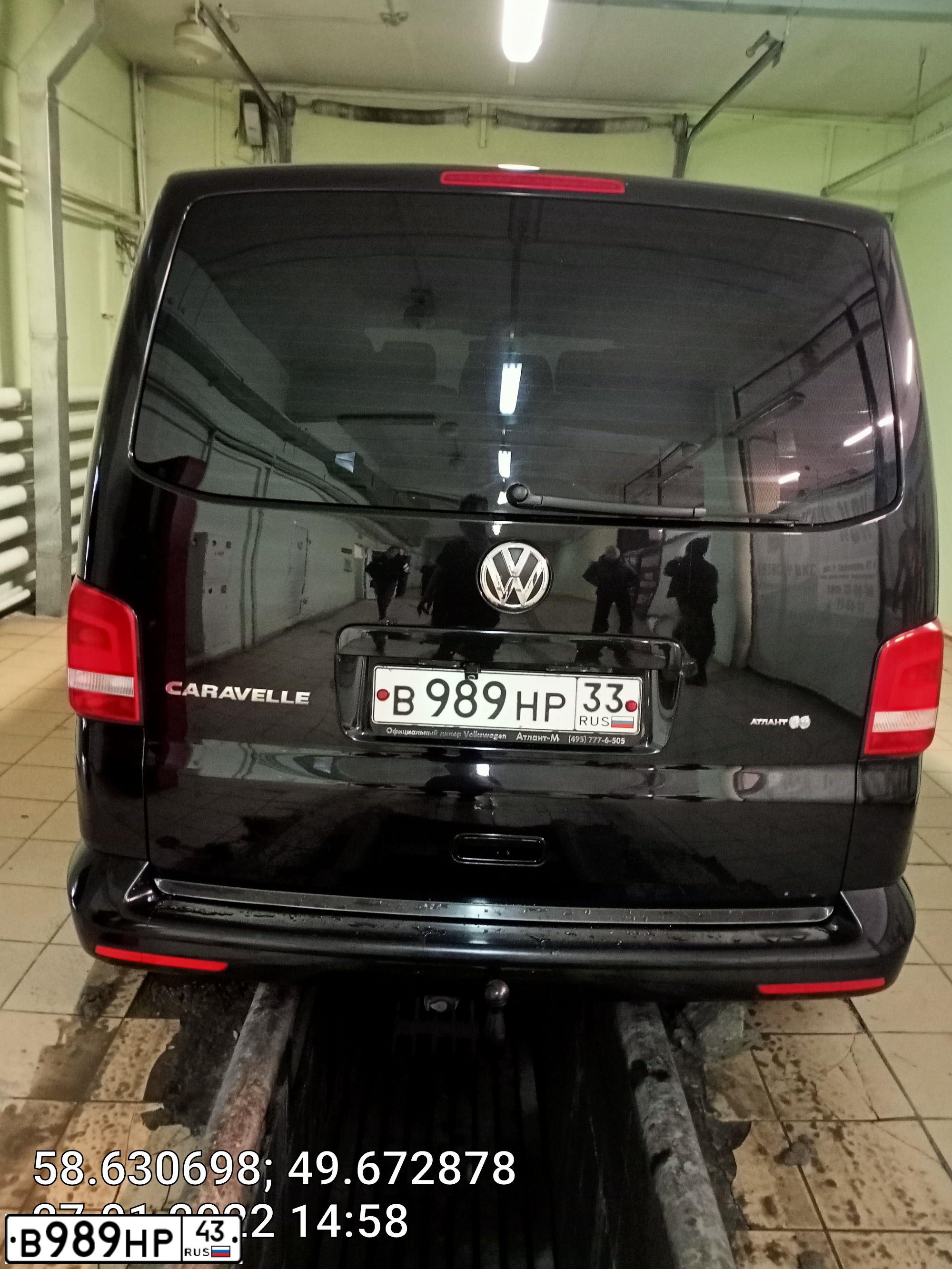 Фото автомобиля VOLKSWAGEN CARAVELLE, 2012 — госномер М467ЕУ21. Цвет: ЧЕРНЫЙ